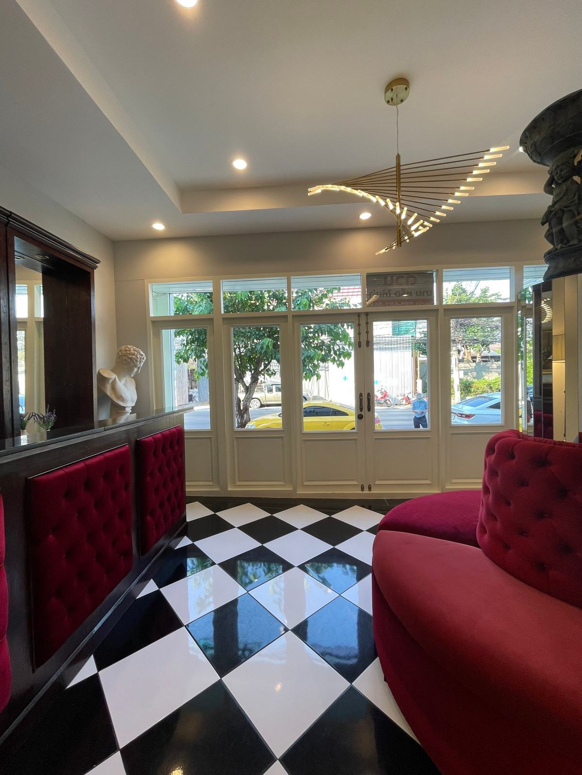 For RentShop HousePattanakan, Srinakarin : 3-story commercial building, potential location next to the main road, size 26 square meters, beautifully decorated, ready for use, suitable for entrepreneurs who want to open a business or use it as a home office. Can register a company.