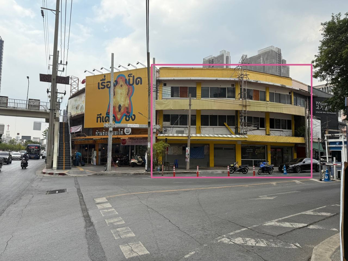 For RentShop HouseSiam Paragon ,Chulalongkorn,Samyan : Shophouse for rent, commercial building, width 16 meters, 1st floor, 2nd floor, 3rd floor, Soi Chula 11