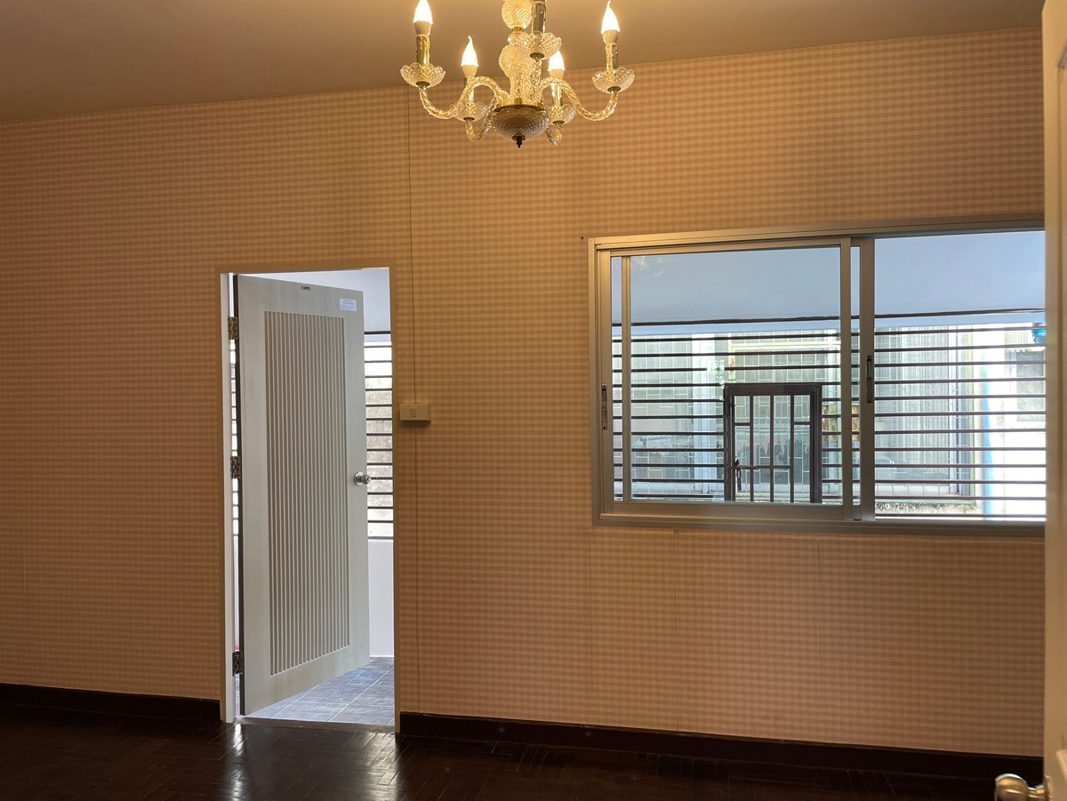 For RentShop HousePattanakan, Srinakarin : 3-story commercial building, potential location next to the main road, size 26 square meters, beautifully decorated, ready for use, suitable for entrepreneurs who want to open a business or use it as a home office. Can register a company.