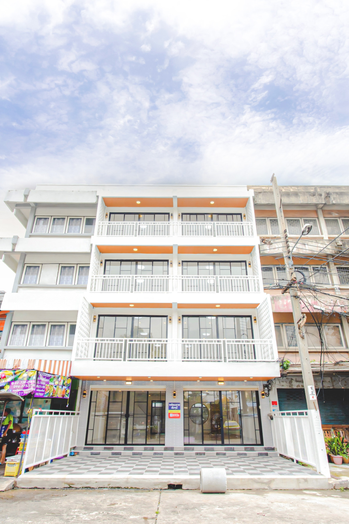 For SaleTownhomeLadprao101, Happy Land, The Mall Bang Kapi : 😊 Urgent Sale! Cute and Adorable 😊😁 - Newly Renovated - 4-story commercial building with large area. HAPPYLAND, Soi 3, excellent location.