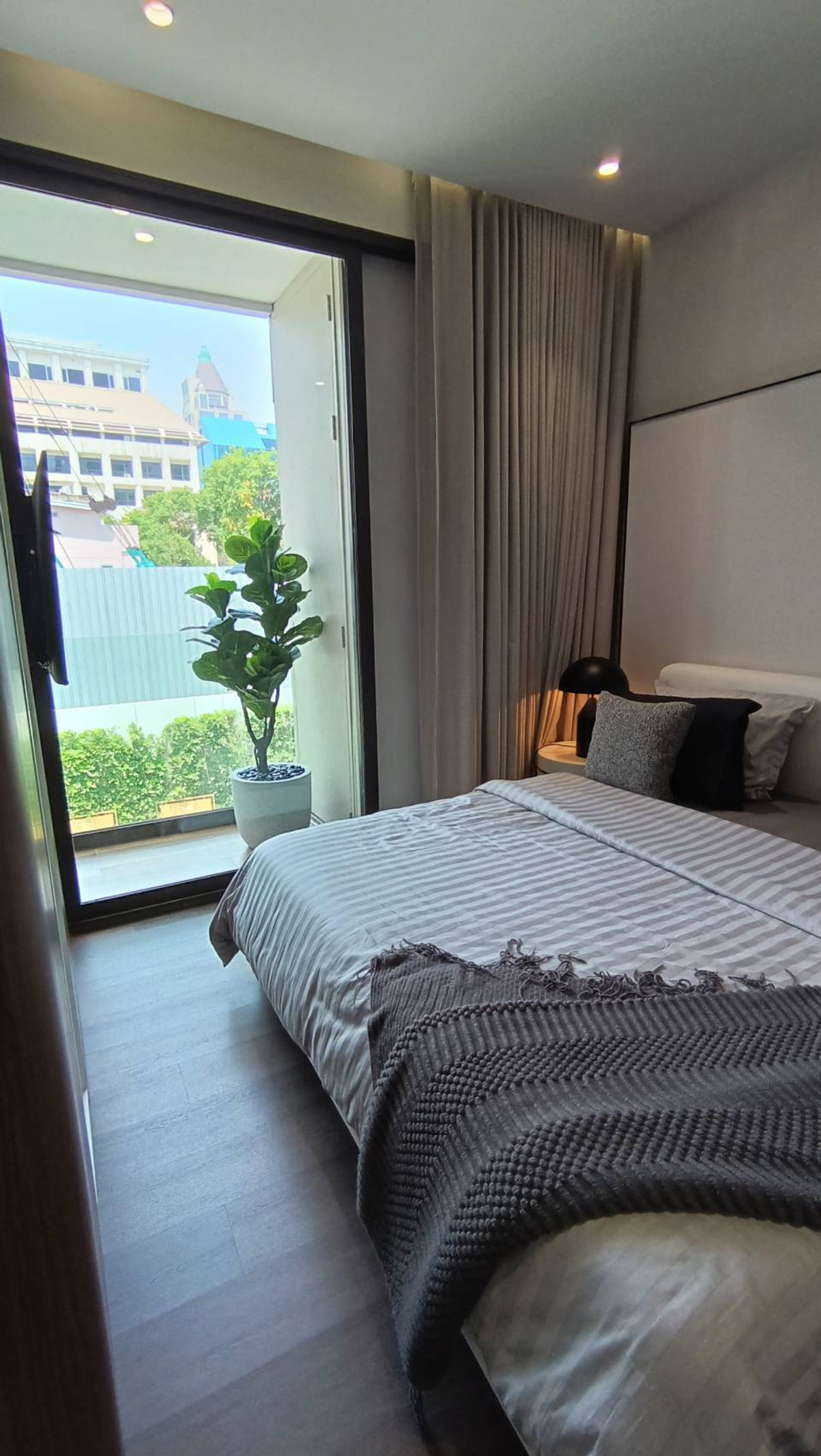 Sale DownCondoSilom, Saladaeng, Bangrak : Urgent down payment sale!! Condo Romm Convent Condominium (60.21 sq m.) 1 Bed plus in the heart of Silom.
