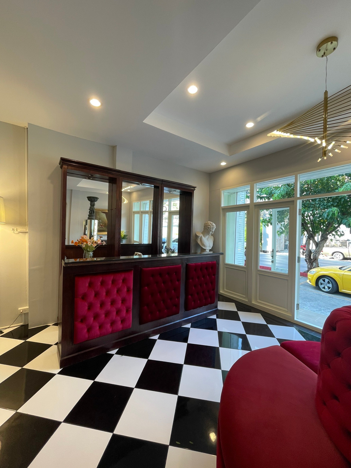 For RentShop HousePattanakan, Srinakarin : 3-story commercial building, potential location next to the main road, size 26 square meters, beautifully decorated, ready for use, suitable for entrepreneurs who want to open a business or use it as a home office. Can register a company.