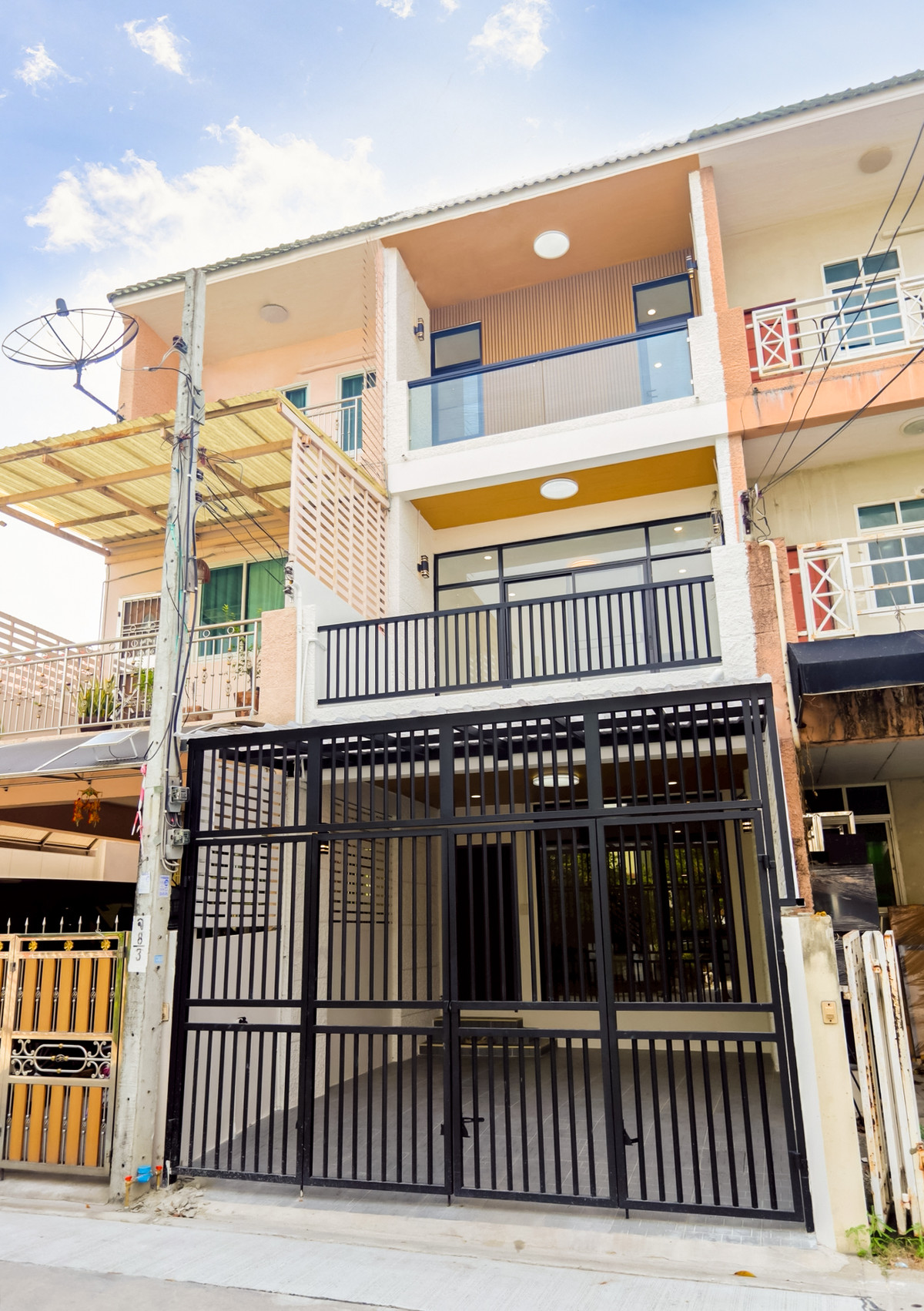 For SaleTownhomeLadprao101, Happy Land, The Mall Bang Kapi : ✨✨ Urgent Sale! INDY ✨✨ 3-story townhouse in a fantastic location!  🏡🏡 Ladprao 94 🏡🏡 (Soi Intharaphon)