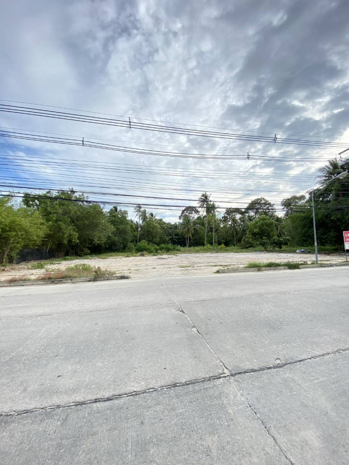 For SaleLandKoh Samui, Surat Thani : Land for sale, located on the main road in Village 1, near Big C Food Place, Koh Phangan. Suitable for business purposes. Size: 11-2-2 rai.