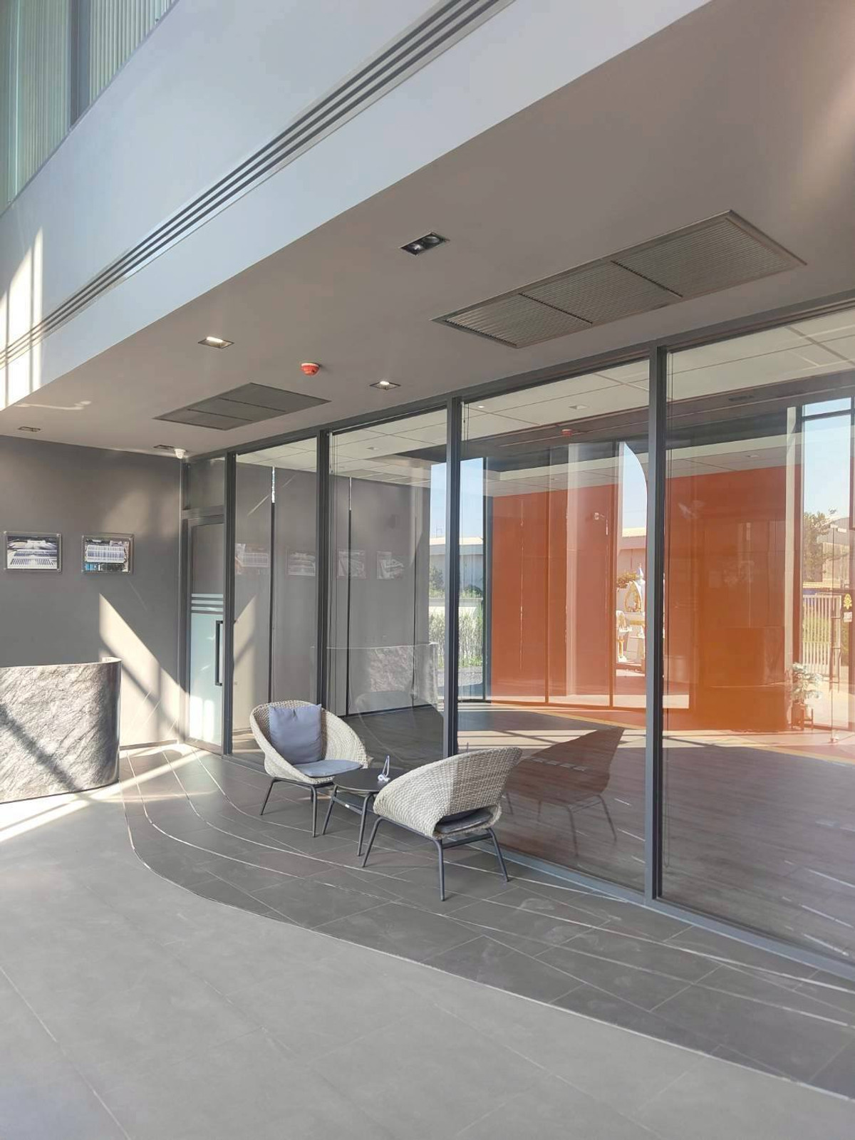 For RentOfficeLadkrabang, Suwannaphum Airport : For rent/sale, 3-story office building with warehouse, 1 rai of land, Phatthana Chonburi Road 3, Krungthep Kreetha New Road. motorway expressway