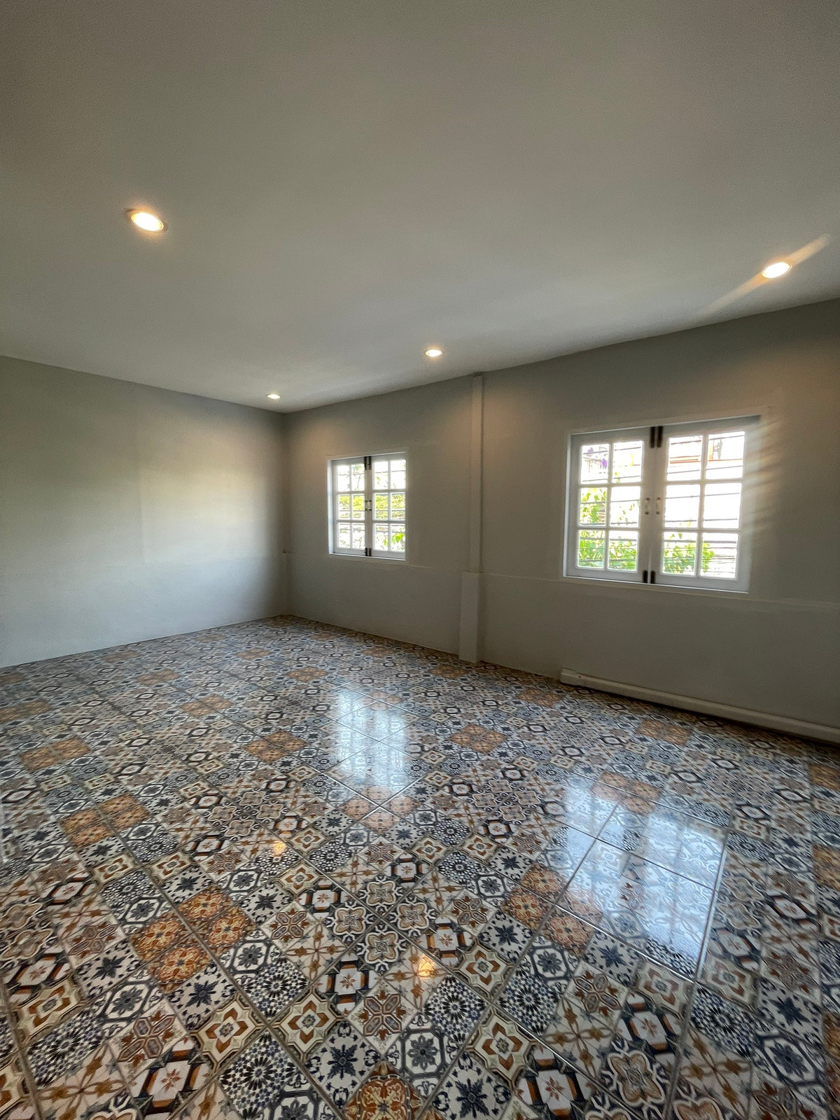 For RentShop HousePattanakan, Srinakarin : 3-story commercial building, potential location next to the main road, size 26 square meters, beautifully decorated, ready for use, suitable for entrepreneurs who want to open a business or use it as a home office. Can register a company.