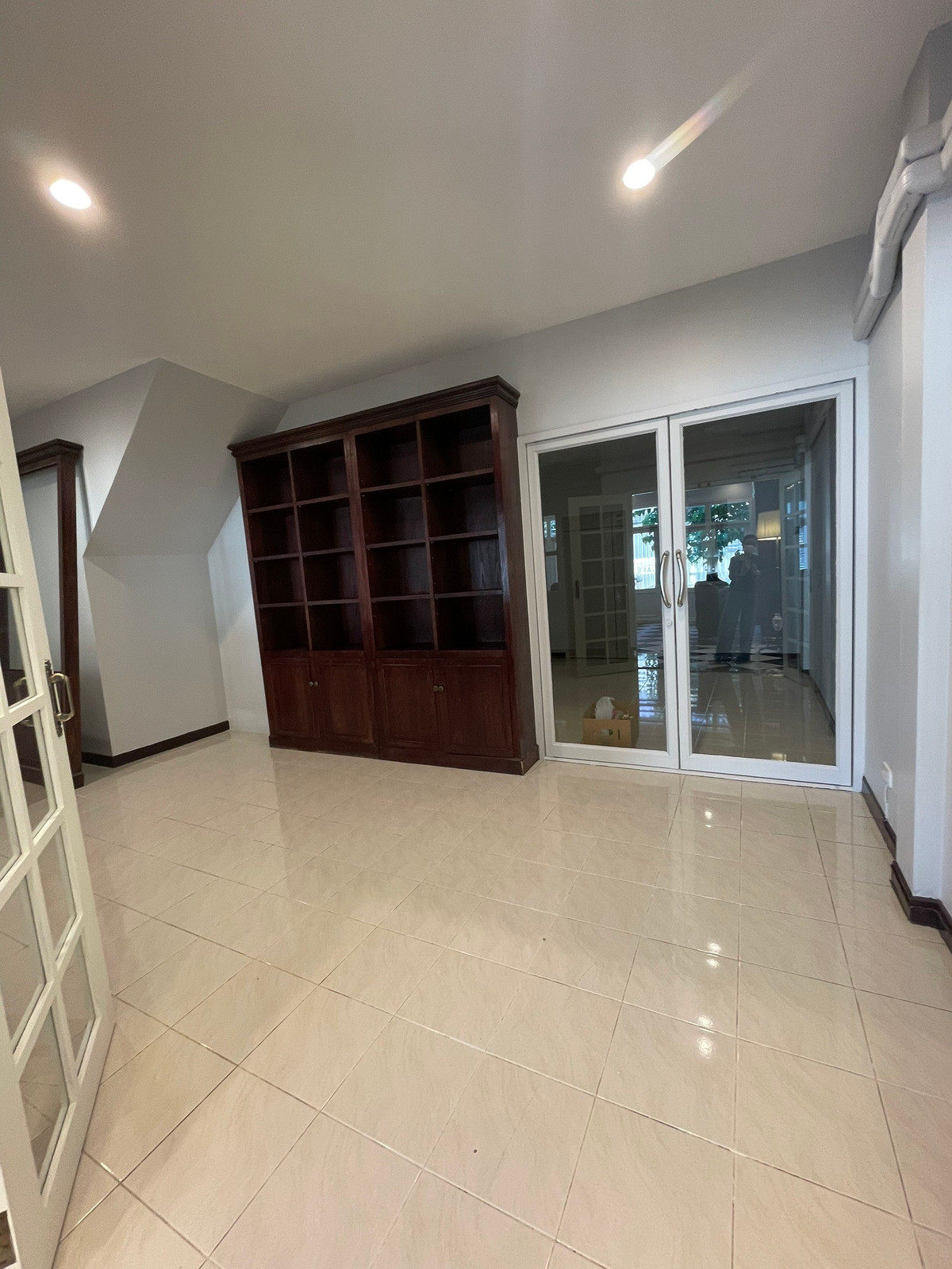 For RentShop HousePattanakan, Srinakarin : 3-story commercial building, potential location next to the main road, size 26 square meters, beautifully decorated, ready for use, suitable for entrepreneurs who want to open a business or use it as a home office. Can register a company.