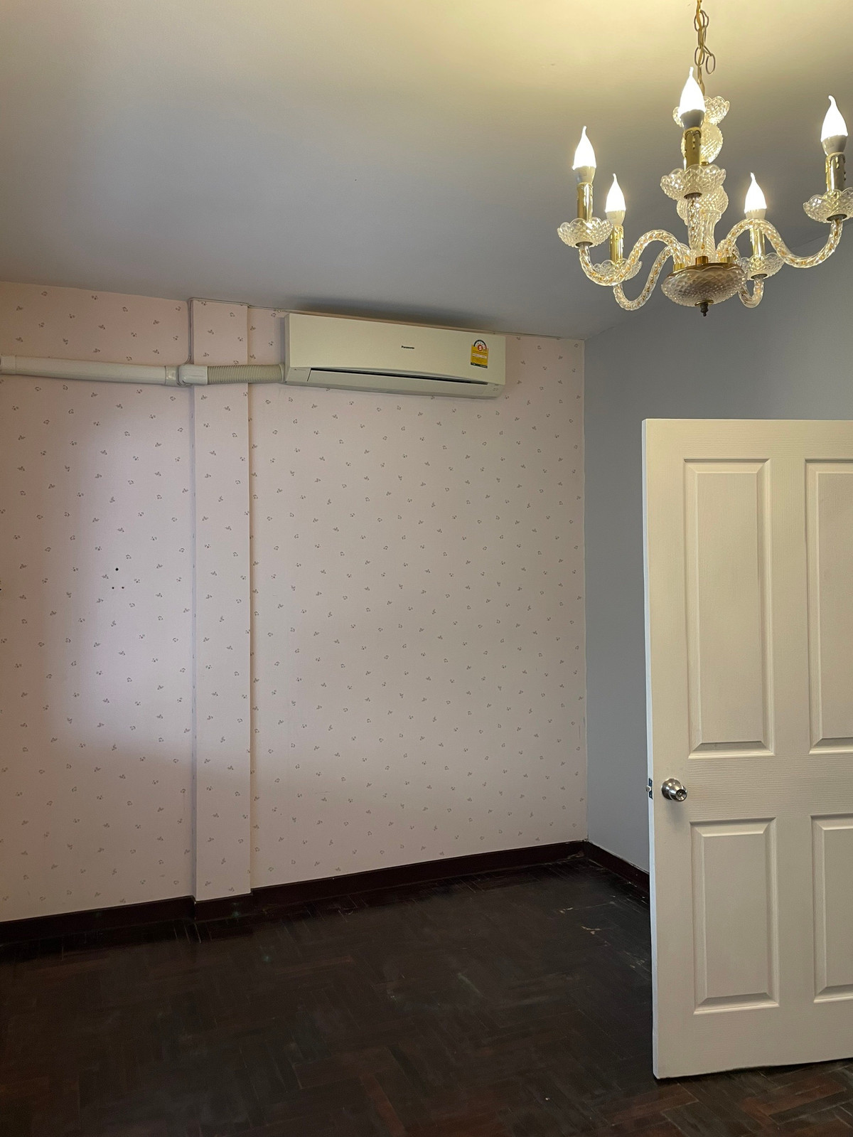 For RentShop HousePattanakan, Srinakarin : 3-story commercial building, potential location next to the main road, size 26 square meters, beautifully decorated, ready for use, suitable for entrepreneurs who want to open a business or use it as a home office. Can register a company.