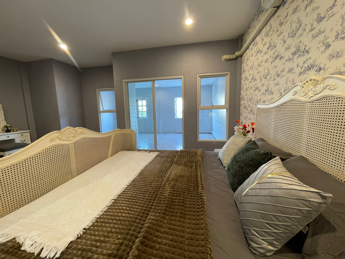 For RentShop HousePattanakan, Srinakarin : 3-story commercial building, potential location next to the main road, size 26 square meters, beautifully decorated, ready for use, suitable for entrepreneurs who want to open a business or use it as a home office. Can register a company.