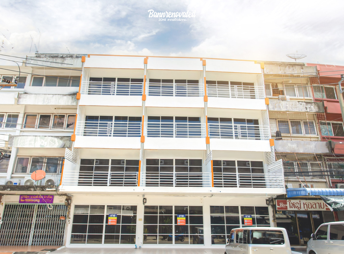 For SaleTownhomeLadprao101, Happy Land, The Mall Bang Kapi : 🍬🍬 “Selling Urgently – Sweet Treats!” 🍬🍬 🏢 4-story Commercial Building, 2 Units 🏢 Spacious home office with connecting units. Suitable for opening a company or for residential use. Located in a prime business location.