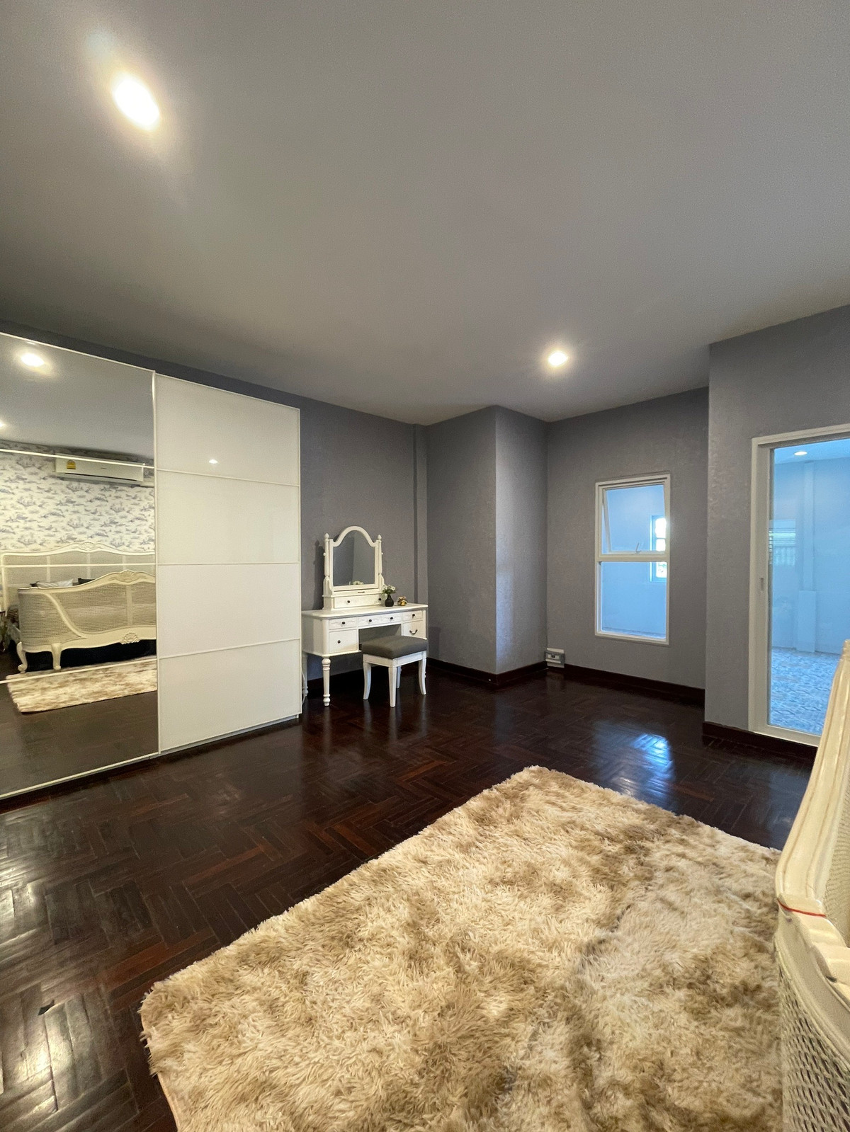 For RentShop HousePattanakan, Srinakarin : 3-story commercial building, potential location next to the main road, size 26 square meters, beautifully decorated, ready for use, suitable for entrepreneurs who want to open a business or use it as a home office. Can register a company.