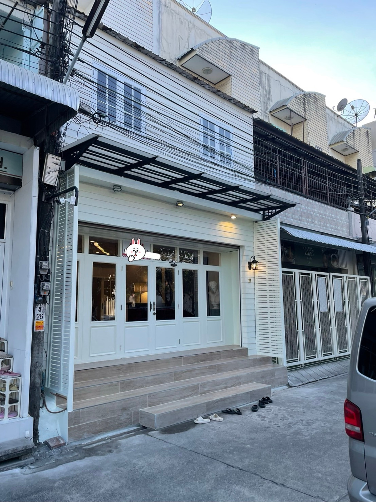 For RentShop HousePattanakan, Srinakarin : 3-story commercial building, potential location next to the main road, size 26 square meters, beautifully decorated, ready for use, suitable for entrepreneurs who want to open a business or use it as a home office. Can register a company.