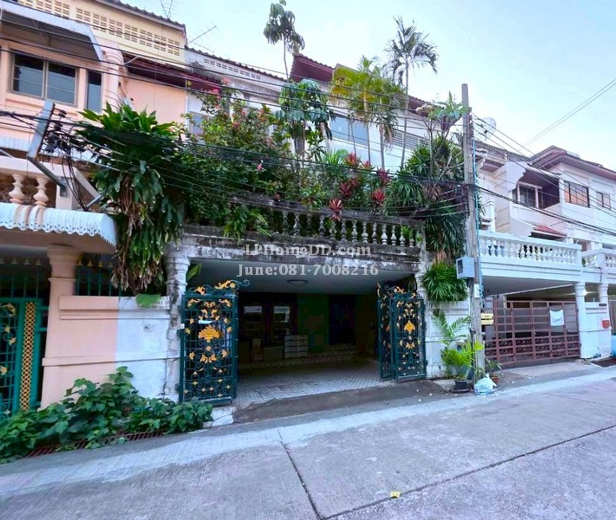 For SaleTownhomeRama3 (Riverside),Satupadit : Townhome for Sale: Baan Srikrung Rama 3, 3-story townhome with rooftop mezzanine, 38.8 sq m. House ready to move in. Lots of usable space Built-in throughout, good location, Prime location, project next to Rama 3 Road, Soi 71, near Central Rama 3