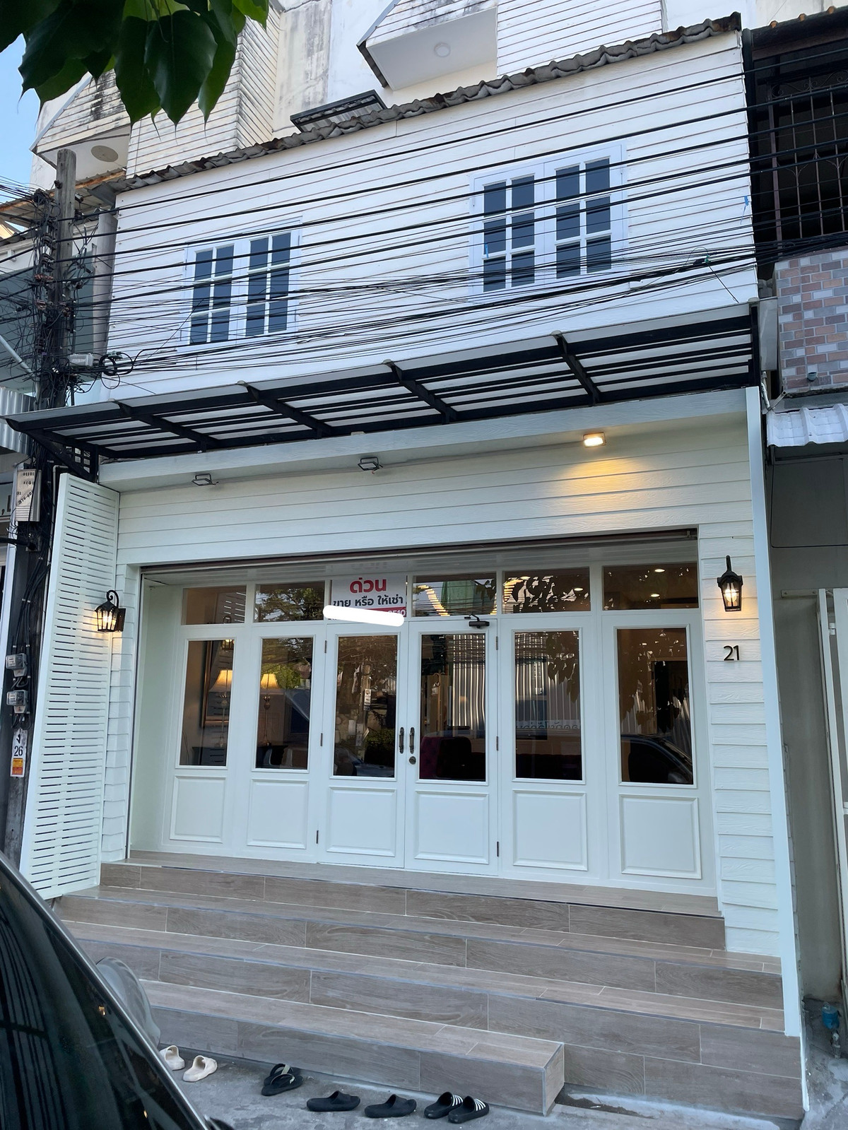 For RentShop HousePattanakan, Srinakarin : 3-story commercial building, potential location next to the main road, size 26 square meters, beautifully decorated, ready for use, suitable for entrepreneurs who want to open a business or use it as a home office. Can register a company.