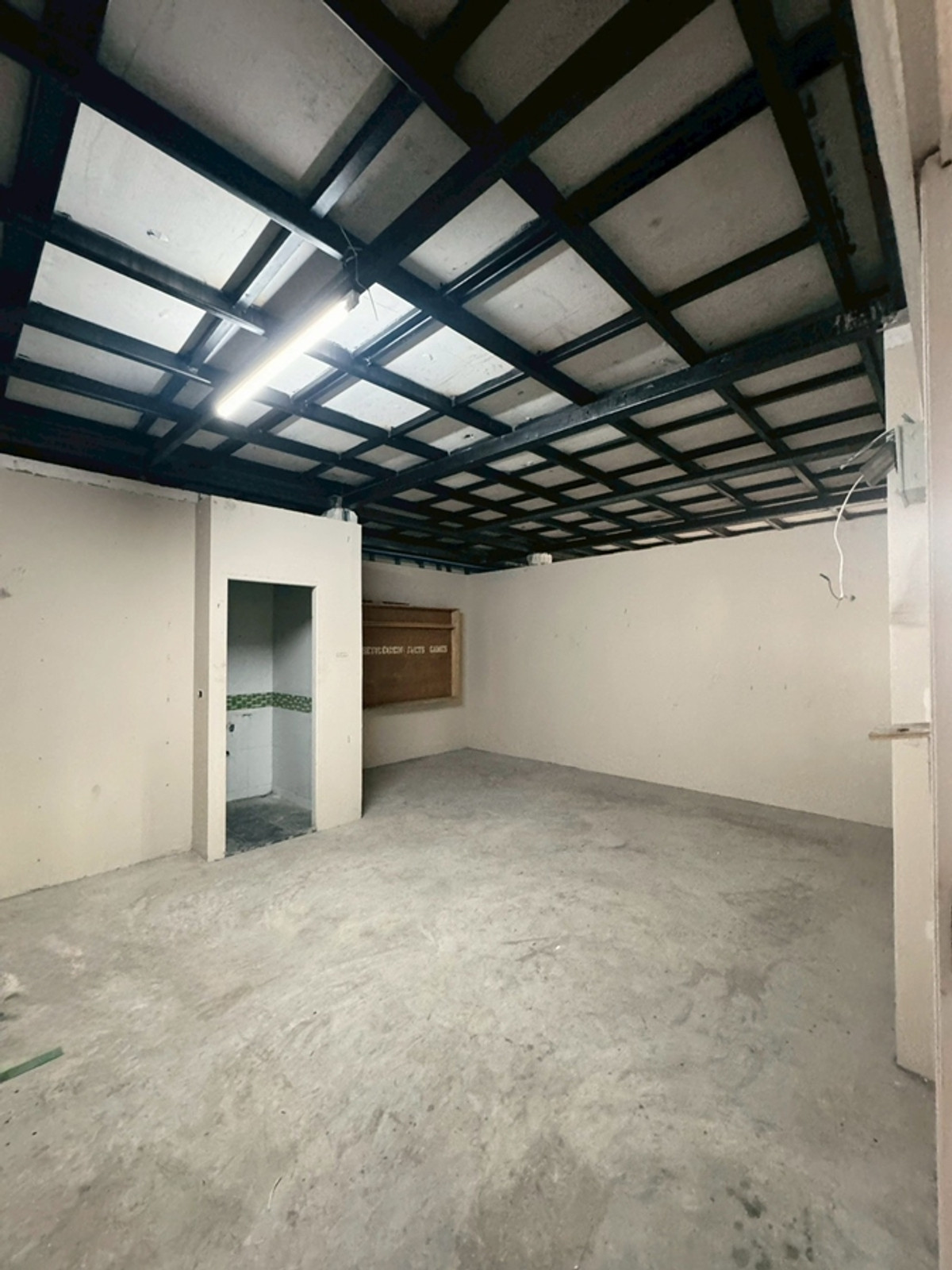 ให้เช่าร้านค้า/ตลาดนัดรัชดา ห้วยขวาง : พื้นที่ให้เช่าเชิงพาณิชย์ MRT ห้วยขวาง ใกล้ M9 Square, สุกี้ตี๋น้อย และสุกี้จินดา