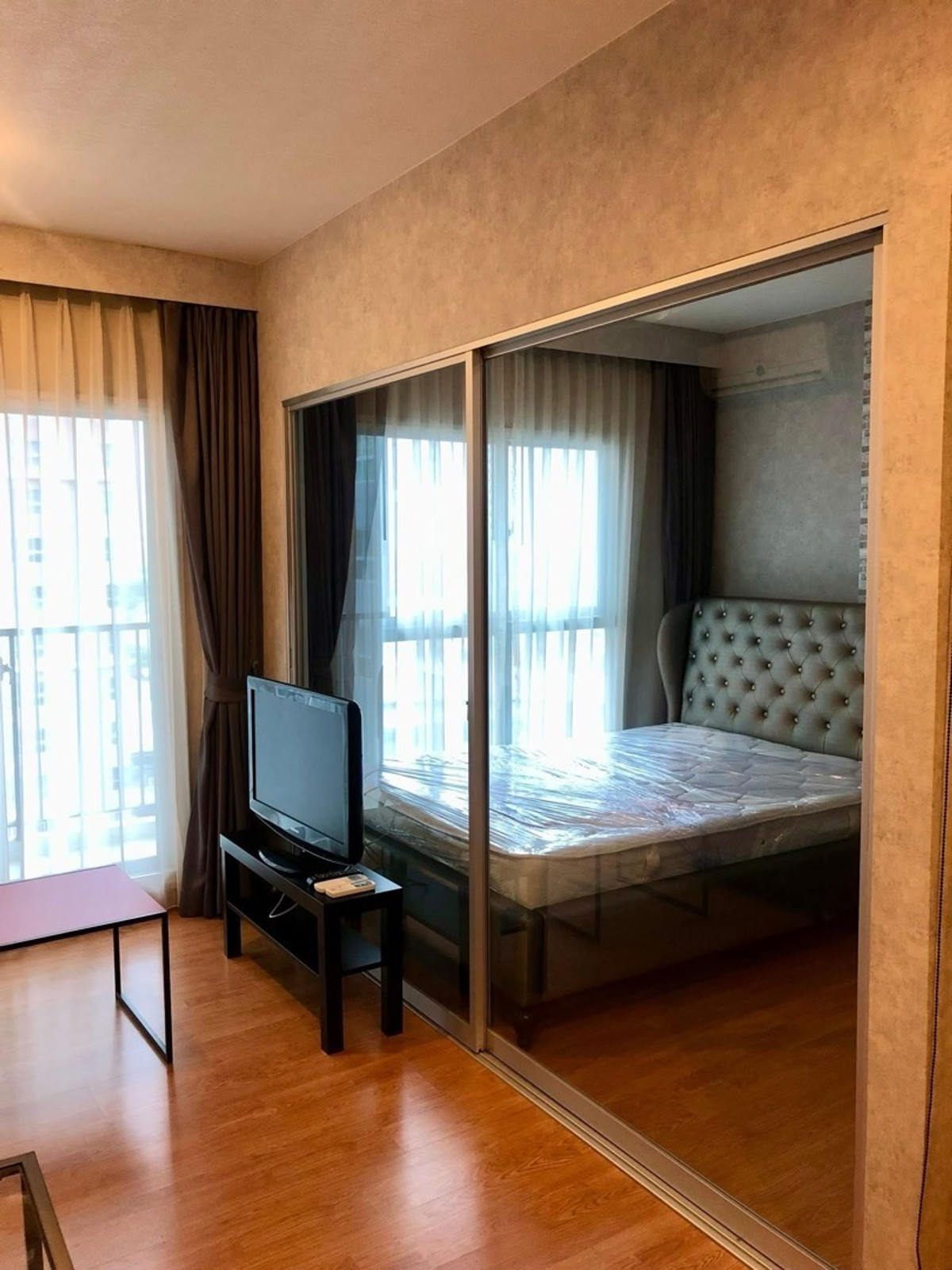 For RentCondoBang kae, Phetkasem : Condo for rent, Parkland Phetkasem (opposite The Mall), next to the Lak Song MRT entrance.