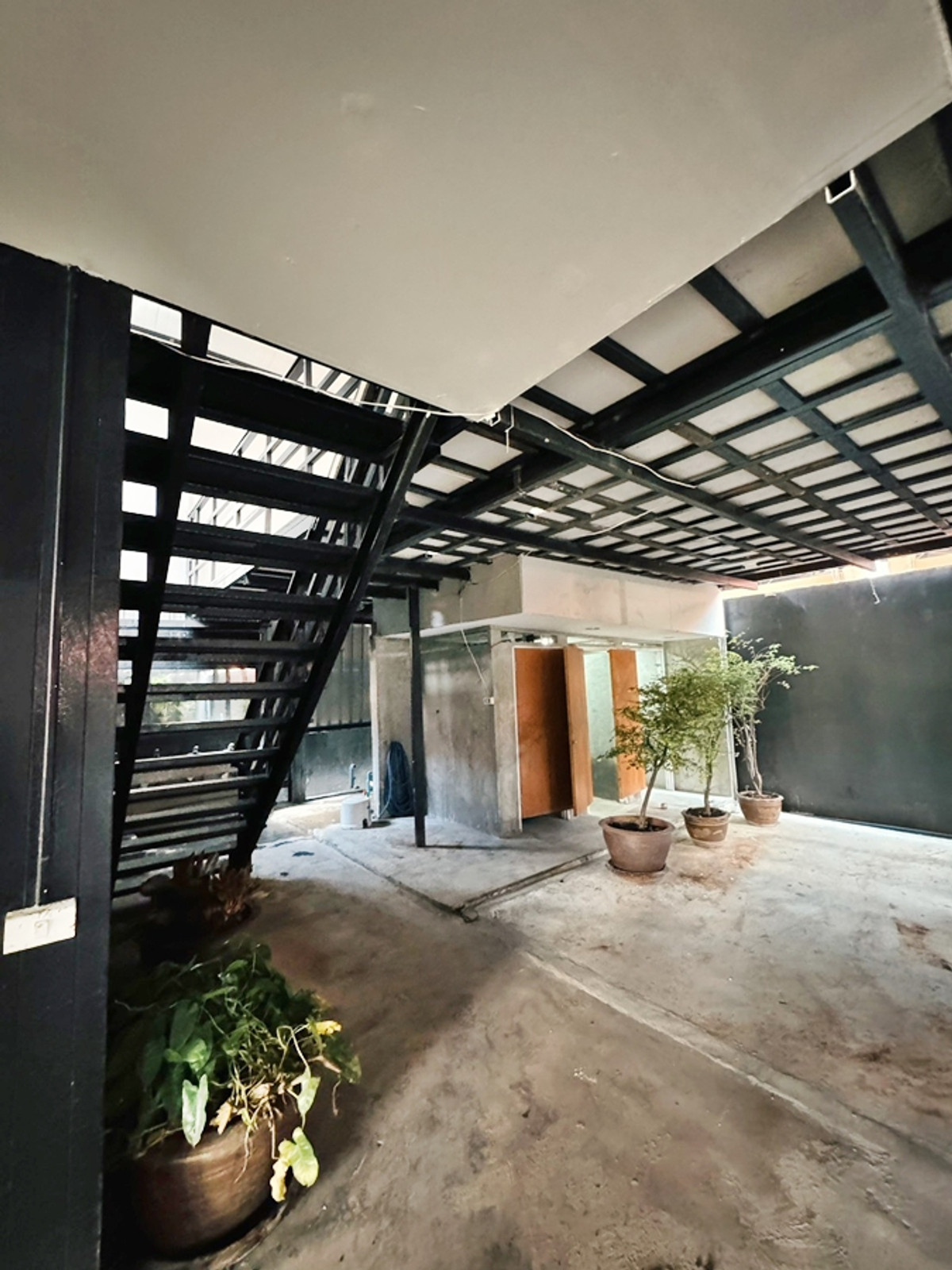 ให้เช่าร้านค้า/ตลาดนัดรัชดา ห้วยขวาง : พื้นที่ให้เช่าเชิงพาณิชย์ MRT ห้วยขวาง ใกล้ M9 Square, สุกี้ตี๋น้อย และสุกี้จินดา