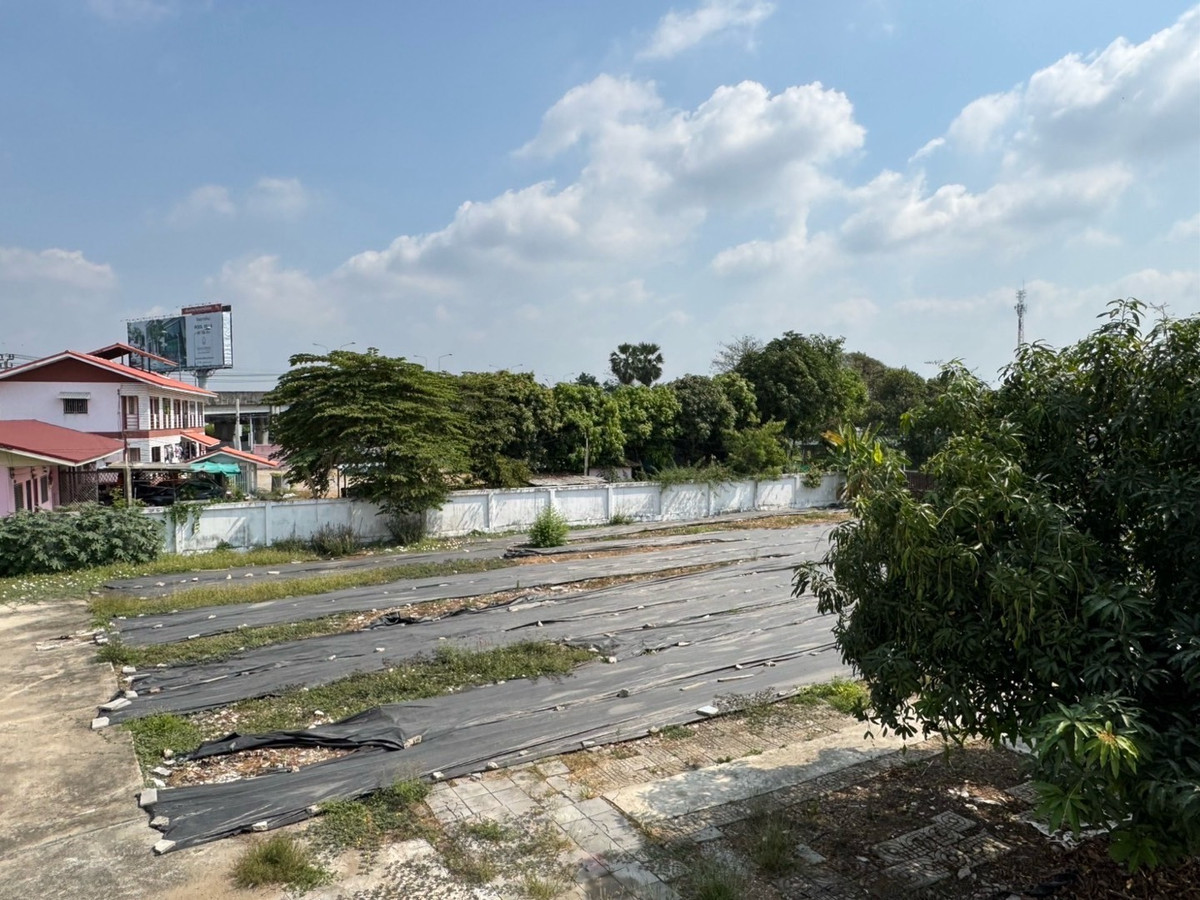 For RentHome OfficePattanakan, Srinakarin : Home office for rent, Krungthep Kreetha, new road (Soi Srinakarin - Romklao), 1 rai of land, parking for 15 cars+