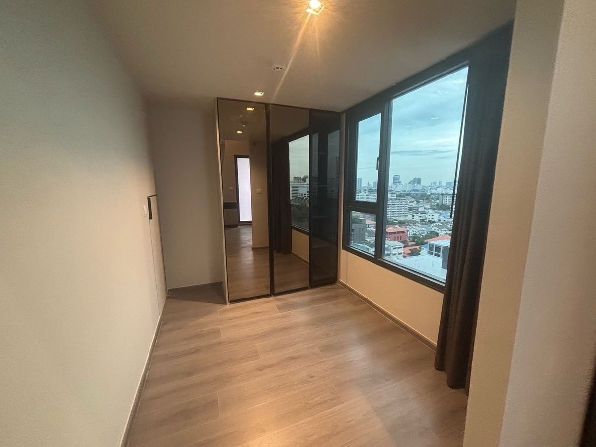 ให้เช่าคอนโดสะพานควาย จตุจักร : 🩷เช่า / ขาย   เช่า 25,000 บาท  ด่วนสุด คอนโด the reserve phahol pradipat ห้องมุม ชั้น 12 ขนาดรวม 42.05 ตรม ( 32.55+ 9.5 ตรม)ลดจาก 6.6 ล้าน เหลือ  ราคาเพียง 5.99 ล้านเท่านั้น ห้องเหมาะกับคนที่ชอบตกเเต่งเอง ทิศ เหนือ  สนใจ  line @900cqqhk , tel 0859114585 