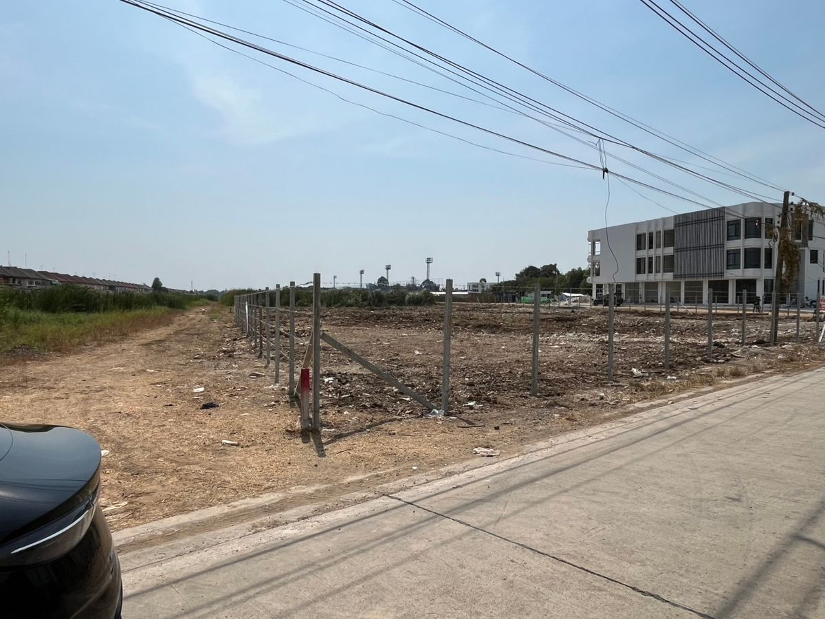For SaleWarehousePathum Thani,Rangsit, Thammasat : 💖💖Land for sale in Rangsit, Khlong 4, Soi Rangsit-Nakhon Nayok 83/1, size 9 rai, near Khlong Si Mueang Mai Market. On the outbound road you dont have to cross many canals and villages. Adjacent to public roads on 2 sides 💖💖