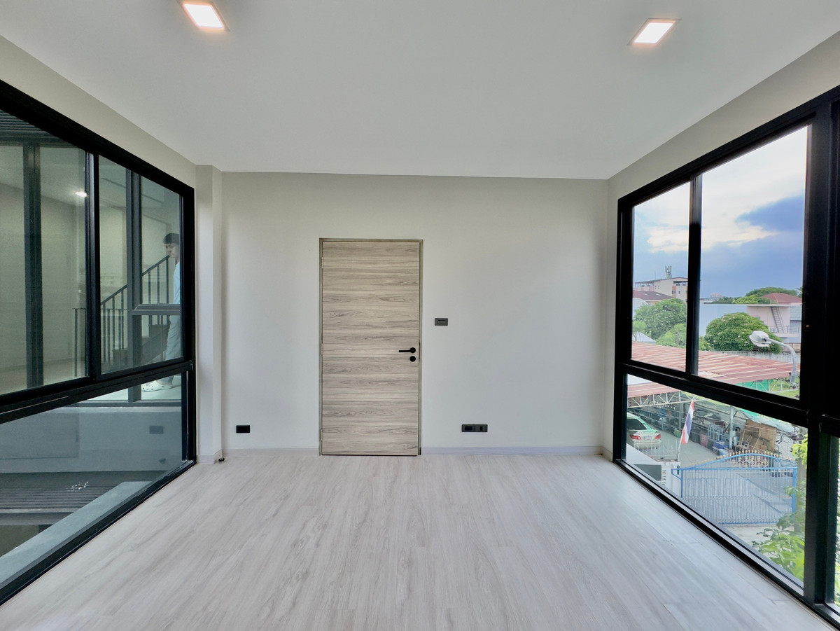 ขายทาวน์โฮมโชคชัย4 ลาดพร้าว71 : 90022 - ขายPenthouses ระดับ LUXURYหนึ่งเดียวในโชคชัย 4หรูหราด้วยวัสดุเกรดพรีเมี่ยมทั้งหลัง เพิ่มช่องแสงด้วยฟังก์ชัน Courtyard Livingให้แสงกระทบพื้นที่สีเขียวกลางบ้าน เสริมหลักฮวงจุ้ย