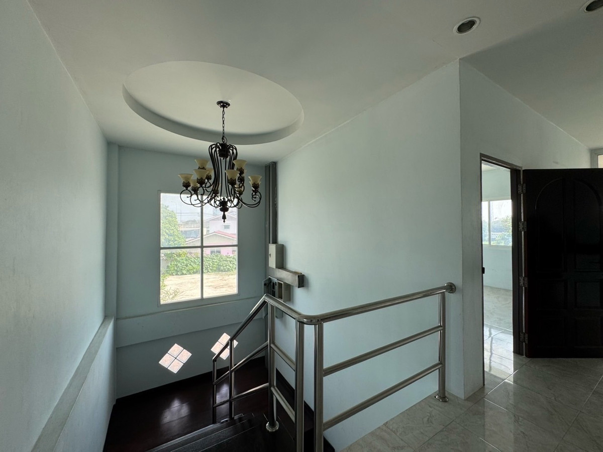 For RentHome OfficePattanakan, Srinakarin : Home office for rent, Krungthep Kreetha, new road (Soi Srinakarin - Romklao), 1 rai of land, parking for 15 cars+