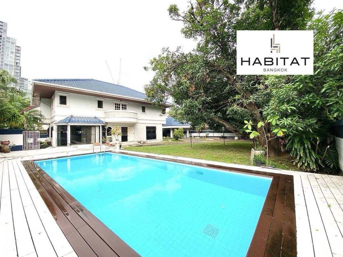 For RentHouseSukhumvit, Asoke, Thonglor : House with Pool near BTS Ekkamai for rent