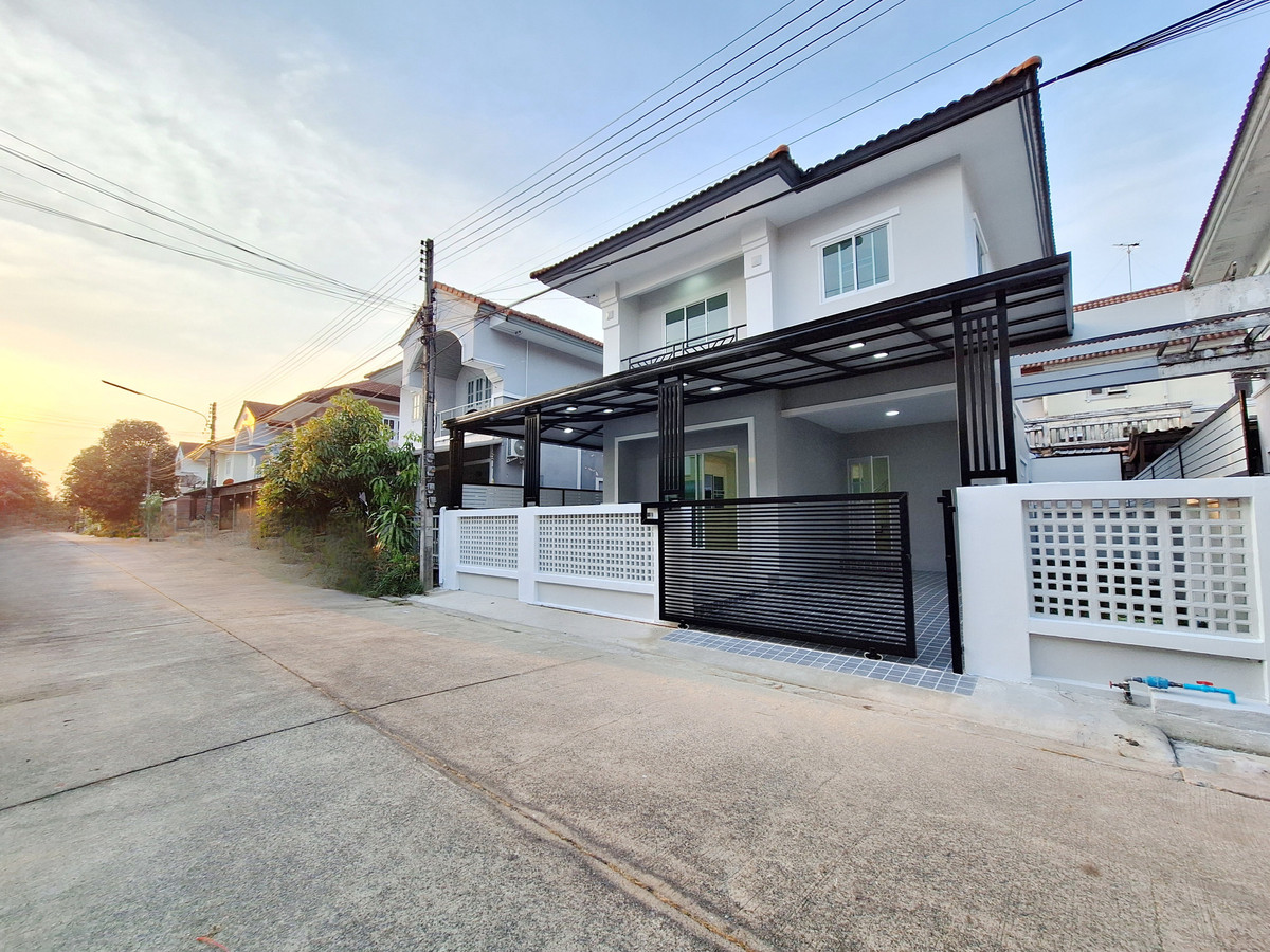 For SalePathum Thani,Rangsit, Thammasat : Burirom Village, Lam Luk Ka Khlong 4, Phra Ong Chao Sai Road, Lat Sawai Subdistrict, Lam Luk Ka District, Pathum Thani Province