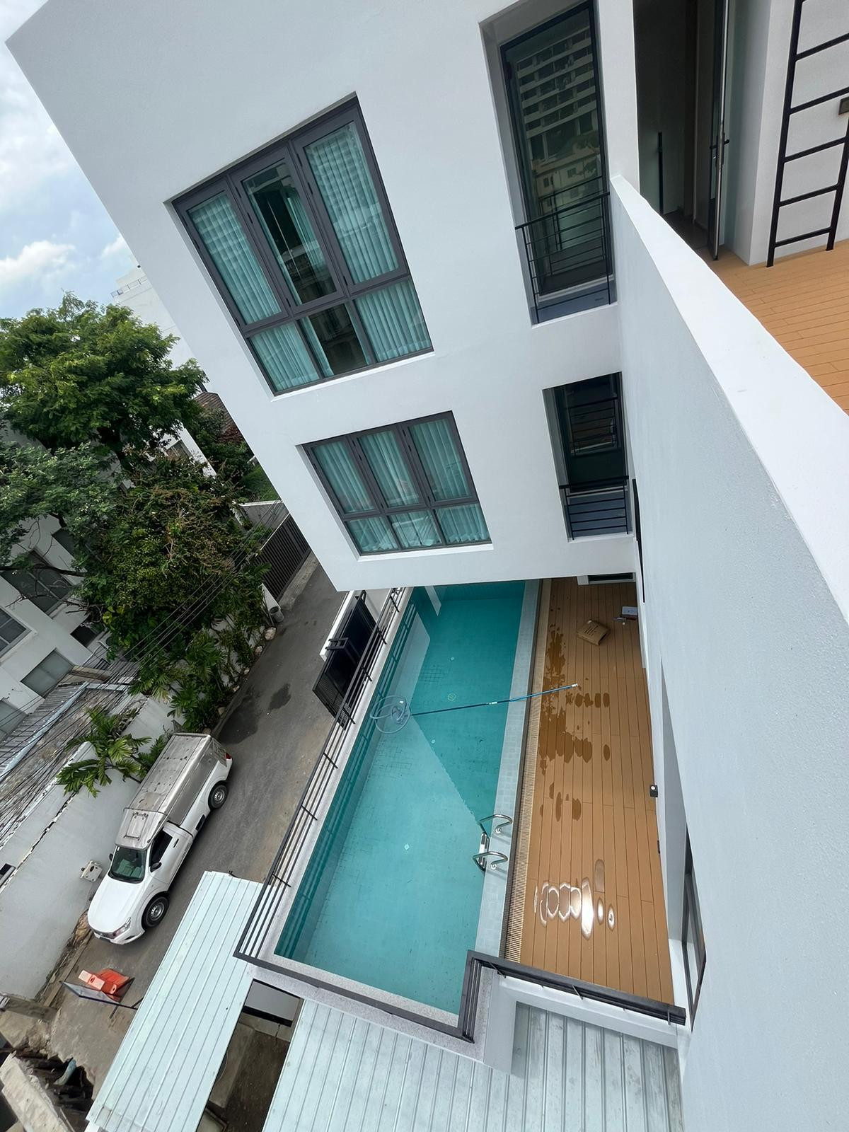 For RentHouseSukhumvit, Asoke, Thonglor : Modern style detached house (Furniture not included) 4 bedrooms with en-suite bathrooms in every room. Designed by a German architect For rent for living