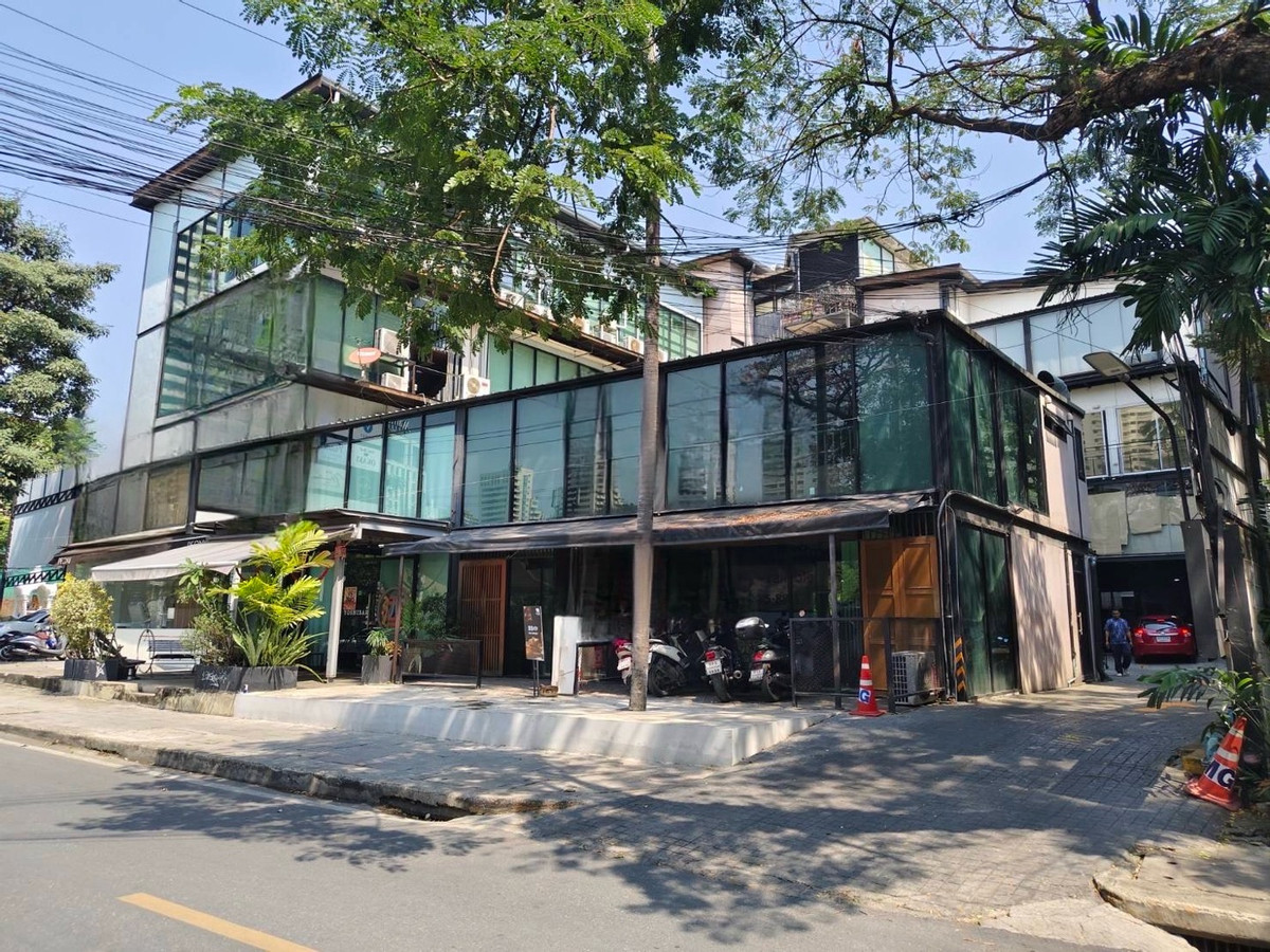 ให้เช่าร้านค้า/ตลาดนัดสุขุมวิท อโศก ทองหล่อ : พื้นที่เช่า ทำธุรกิจ ขนาด 250 ตรม 2 ชั้น @ ทองหล่อ ใกล้ BTS ทองหล่อ 900 เมตร มีที่จอดรถ