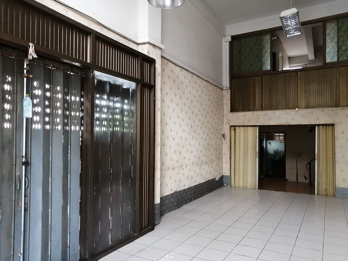 For RentShop HouseKasetsart, Ratchayothin : Shophouse for rent, prime location (corner room), Soi Senanikom, wide area 200 sq m, suitable for Office / Studio / Cloud Kitchen.