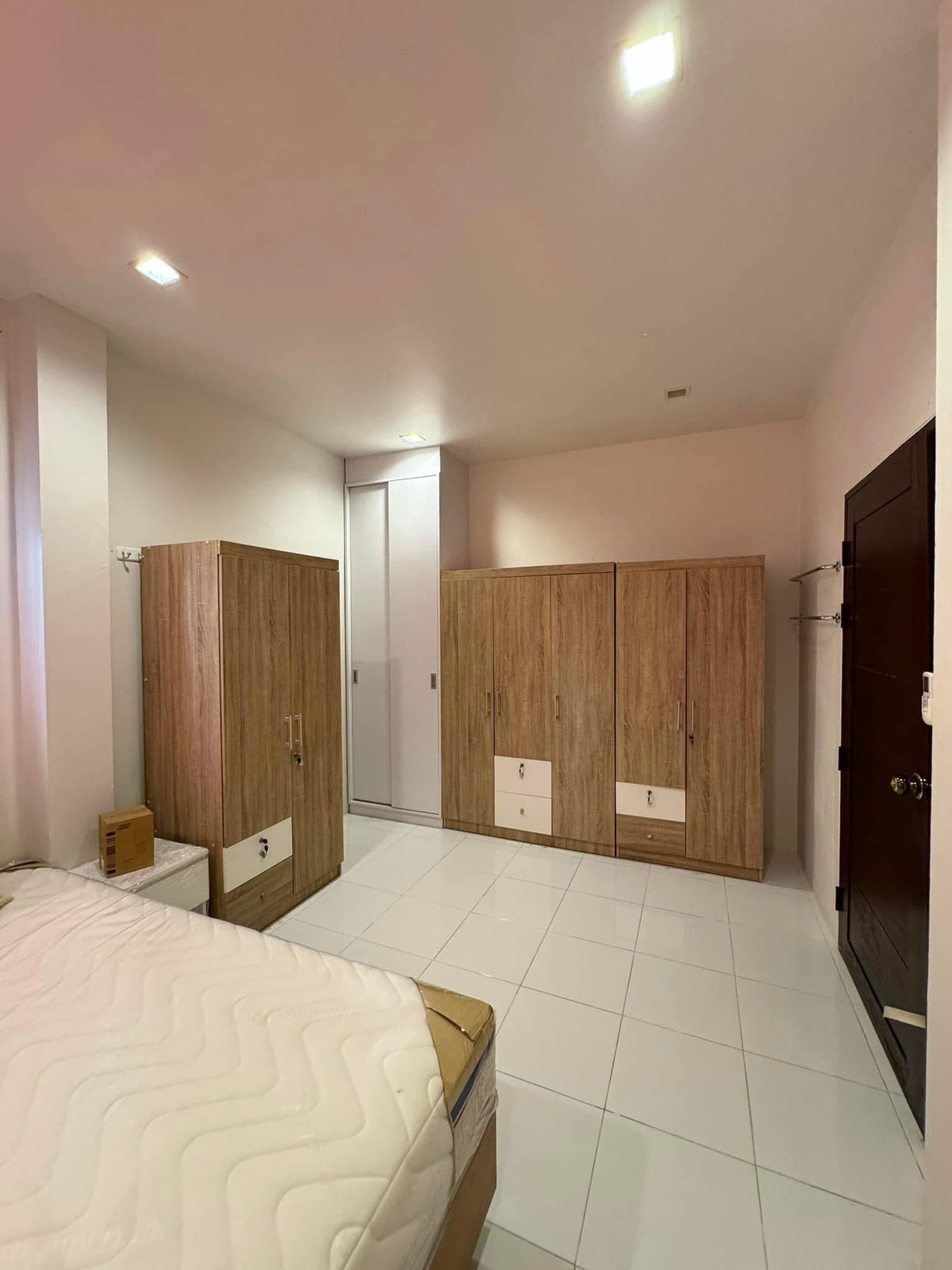 ให้เช่าบ้านพัทยา บางแสน ชลบุรี สัตหีบ : หมู่บ้าน รัตนากรวิลเลจ 17 / 2 ห้องนอน (เช่า), Ratanakorn Village 17 / 2 Bedrooms (FOR RENT) BEWN068