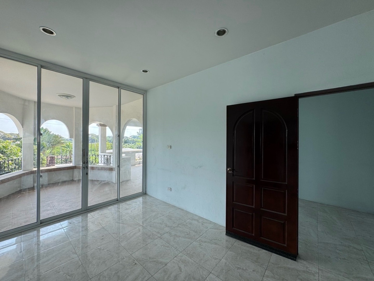 For RentHome OfficePattanakan, Srinakarin : Home office for rent, Krungthep Kreetha, new road (Soi Srinakarin - Romklao), 1 rai of land, parking for 15 cars+