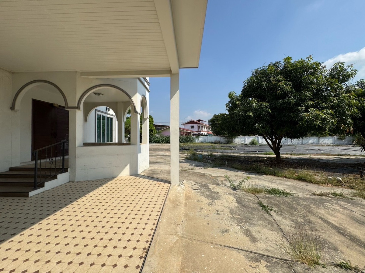 For RentHome OfficePattanakan, Srinakarin : Home office for rent, Krungthep Kreetha, new road (Soi Srinakarin - Romklao), 1 rai of land, parking for 15 cars+