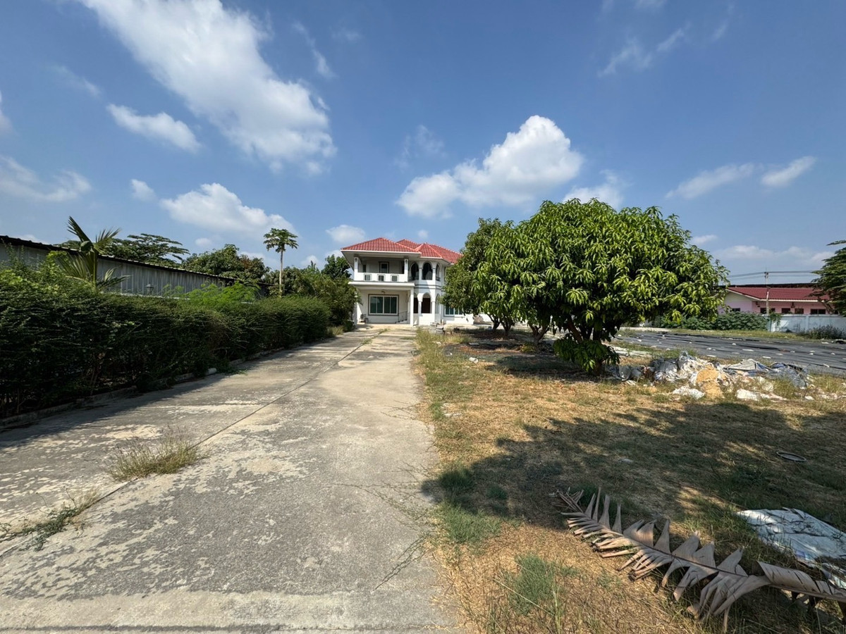 For RentHome OfficePattanakan, Srinakarin : Home office for rent, Krungthep Kreetha, new road (Soi Srinakarin - Romklao), 1 rai of land, parking for 15 cars+