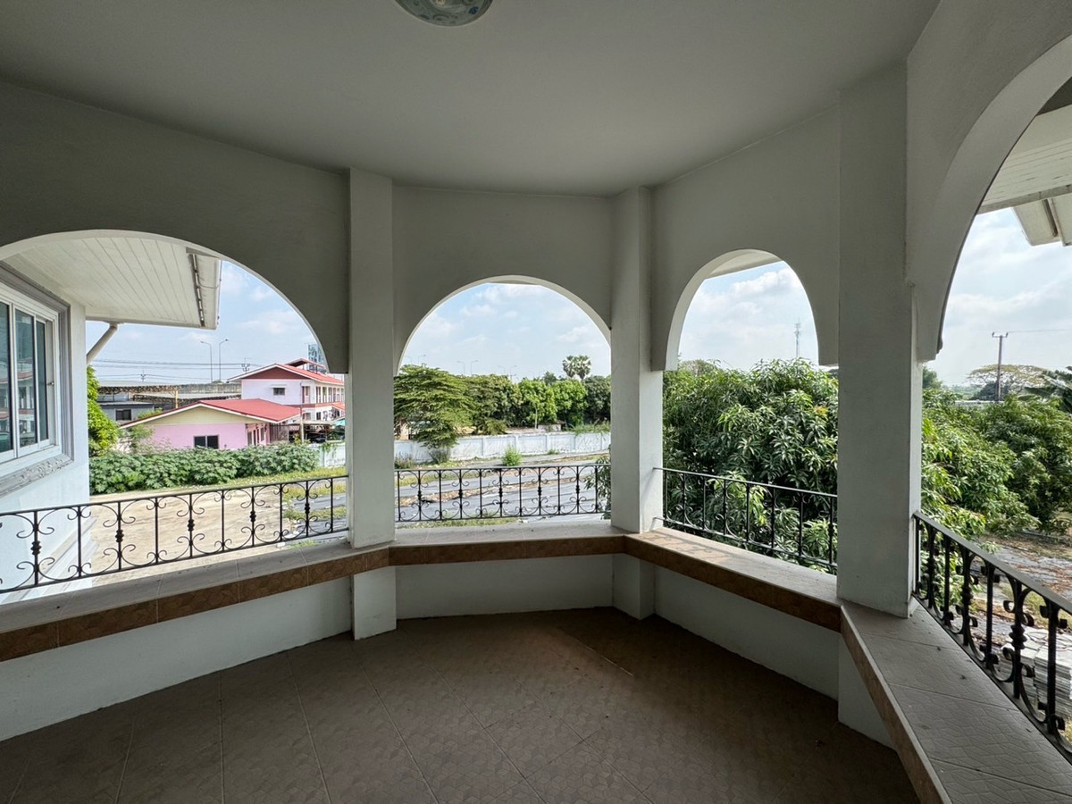 For RentHome OfficePattanakan, Srinakarin : Home office for rent, Krungthep Kreetha, new road (Soi Srinakarin - Romklao), 1 rai of land, parking for 15 cars+