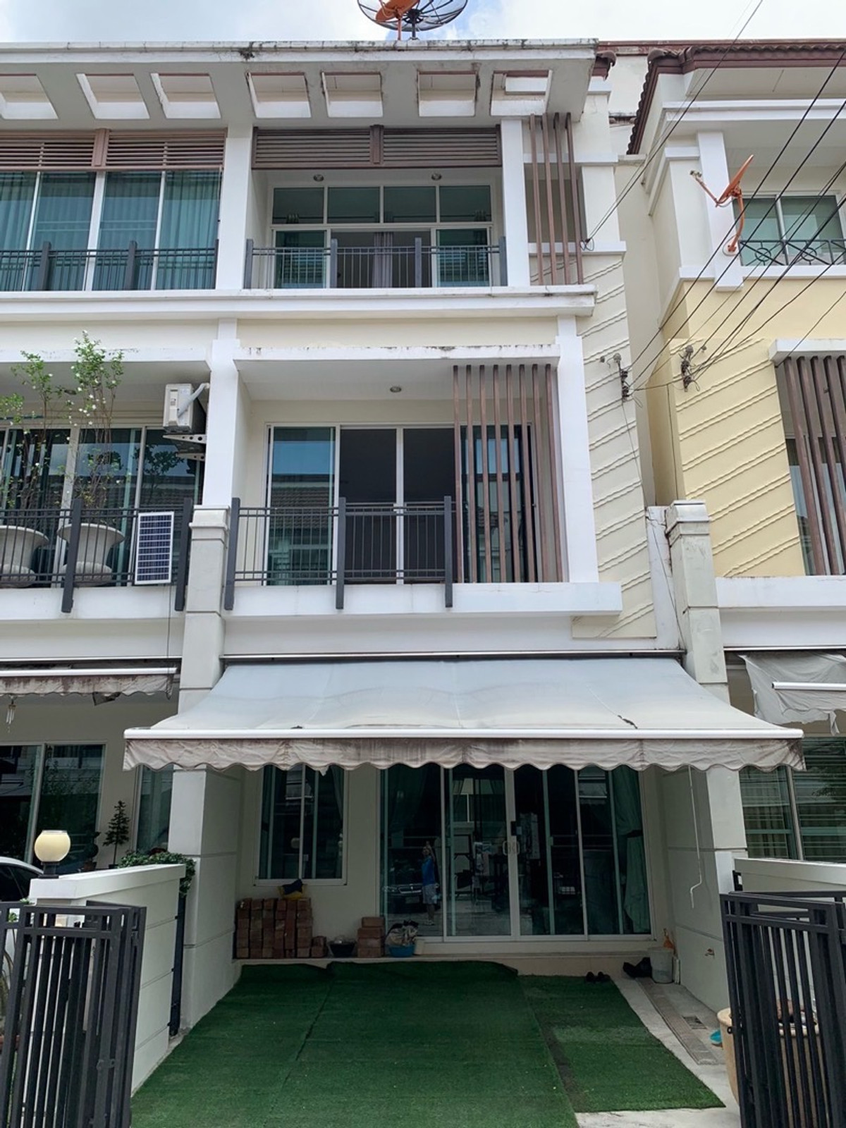 ให้เช่าทาวน์โฮมเกษตร นวมินทร์ ลาดปลาเค้า : เช่าทาวน์เฮ้าส์สวย ลาดปลาเค้า 3 ชั้น 4 นอน