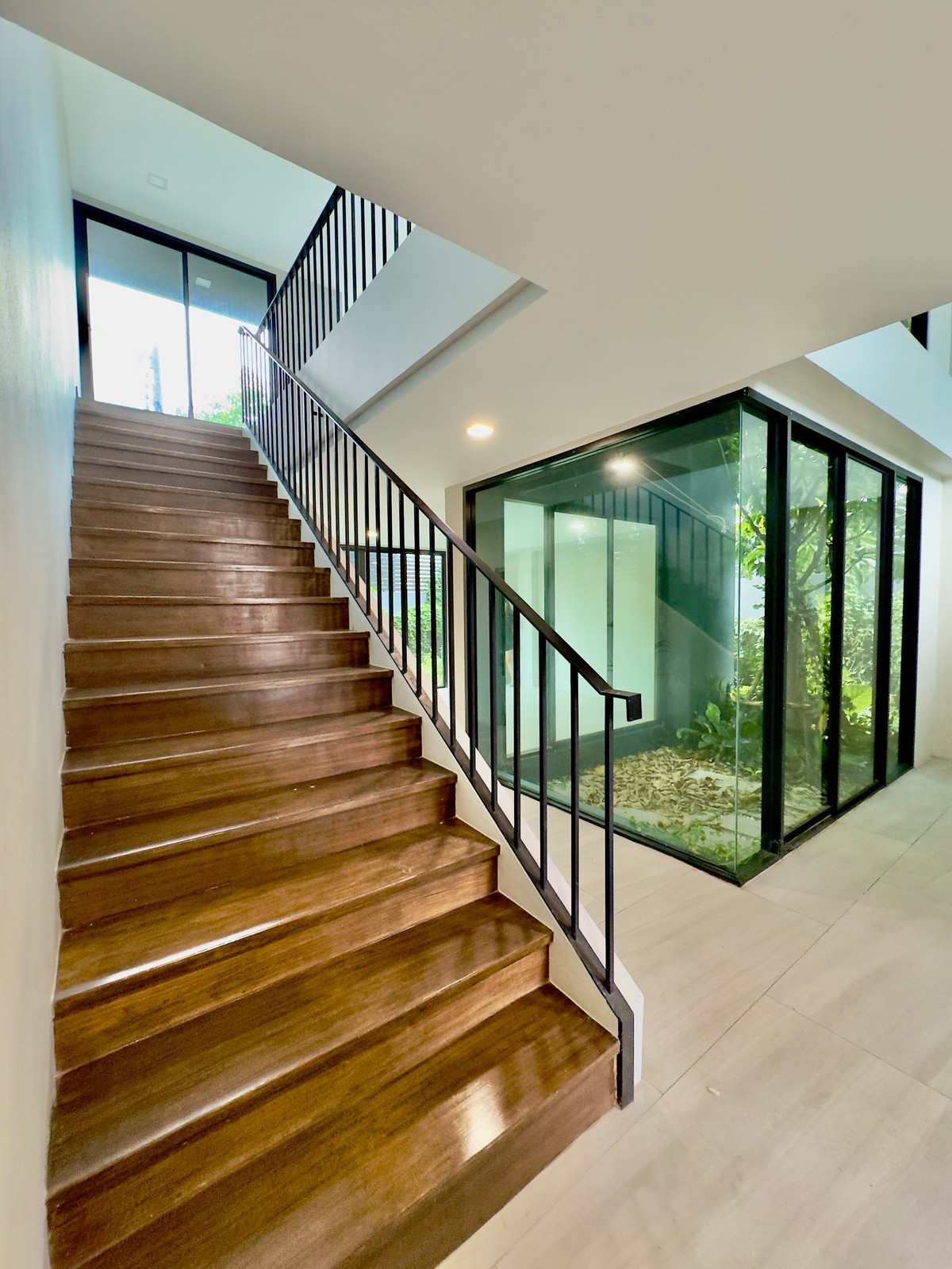 ขายทาวน์โฮมโชคชัย4 ลาดพร้าว71 : 90022 - ขายPenthouses ระดับ LUXURYหนึ่งเดียวในโชคชัย 4หรูหราด้วยวัสดุเกรดพรีเมี่ยมทั้งหลัง เพิ่มช่องแสงด้วยฟังก์ชัน Courtyard Livingให้แสงกระทบพื้นที่สีเขียวกลางบ้าน เสริมหลักฮวงจุ้ย