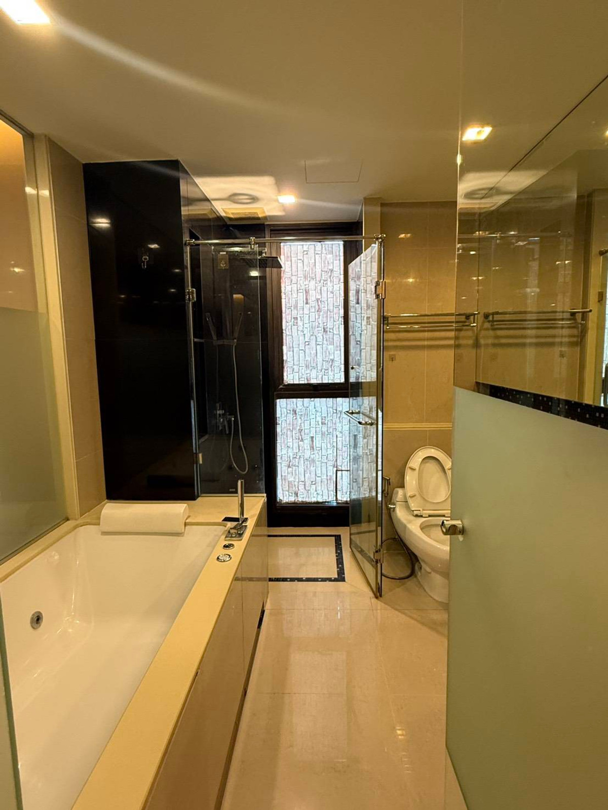 ขายคอนโดสาทร นราธิวาส : The Address Sathorn / 2นอน ห้องมุม ราคาดีที่สุดในตลาด ใกล้ BTS เซนต์หลุยส์ / 2 ห้องนอน 76 ตร.ม. โทร 0937890899