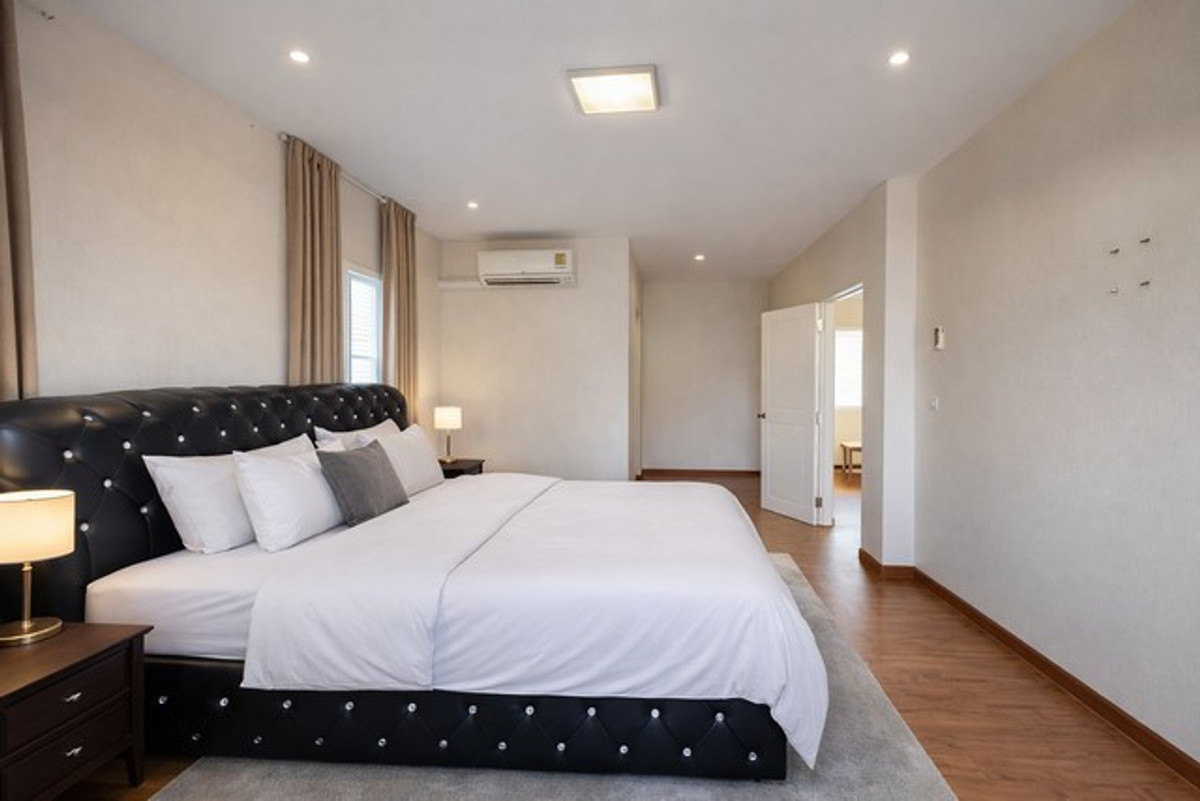 ขายบ้านลาดกระบัง สุวรรณภูมิ : คาซ่า พรีเมี่ยม อ่อนนุช วงแหวน  ไม่ใช่ทุกวัน…ที่บ้าน 4 ห้องนอน ทิศเหนือ ในโครงการพรีเมียม จะเปิดขายที่ 7.5 ล้าน