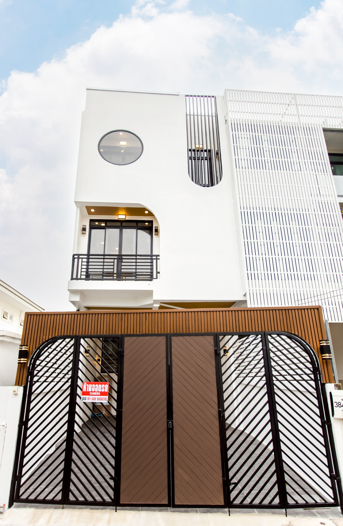 For SaleTownhomeLadprao101, Happy Land, The Mall Bang Kapi : ☃️For Sale - Snow White☃️  🏡 3-Story Townhome🏡 Pradit Manutham 10, Soi Ruam Namjai 3