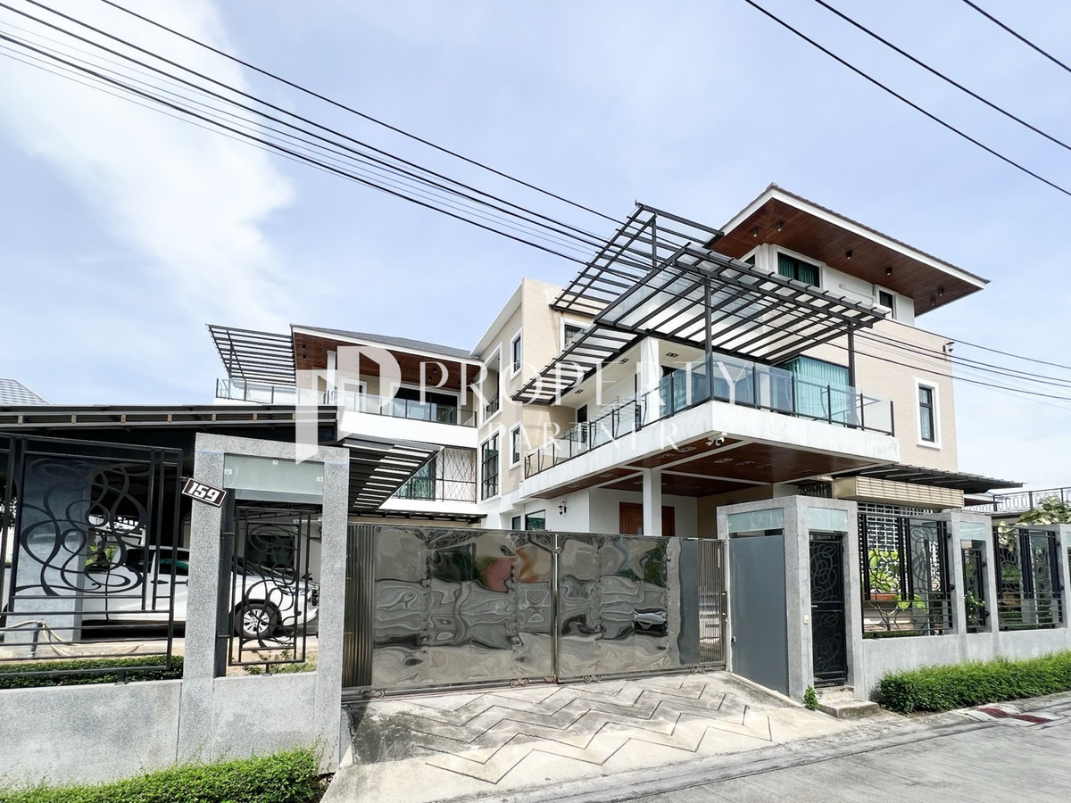 For SaleHouseOnnut, Udomsuk : Luxurious 3-story detached house, Soi Punnawithi 27, potential location in the heart of Sukhumvit.