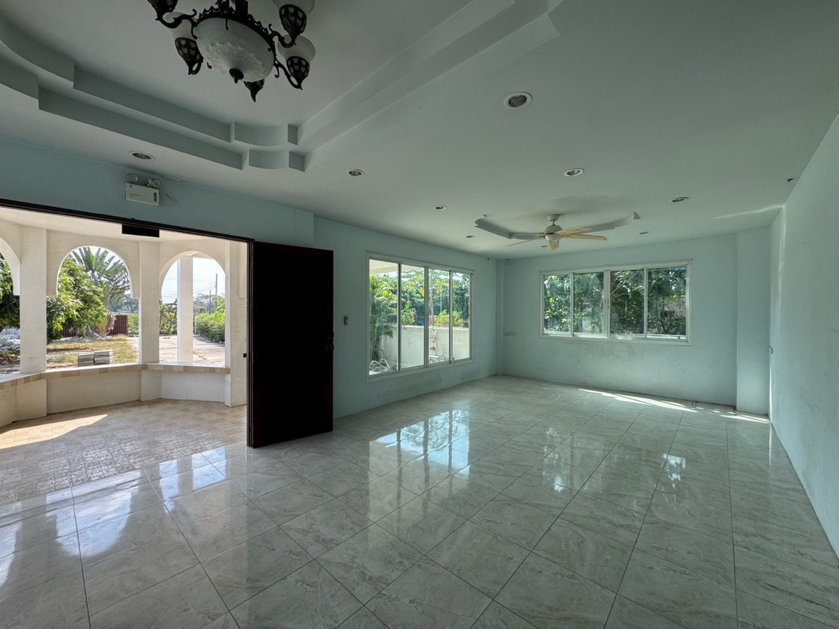 For RentHome OfficePattanakan, Srinakarin : Home office for rent, Krungthep Kreetha, new road (Soi Srinakarin - Romklao), 1 rai of land, parking for 15 cars+