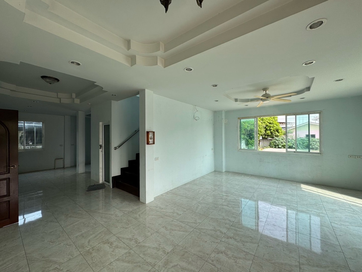 For RentHome OfficePattanakan, Srinakarin : Home office for rent, Krungthep Kreetha, new road (Soi Srinakarin - Romklao), 1 rai of land, parking for 15 cars+