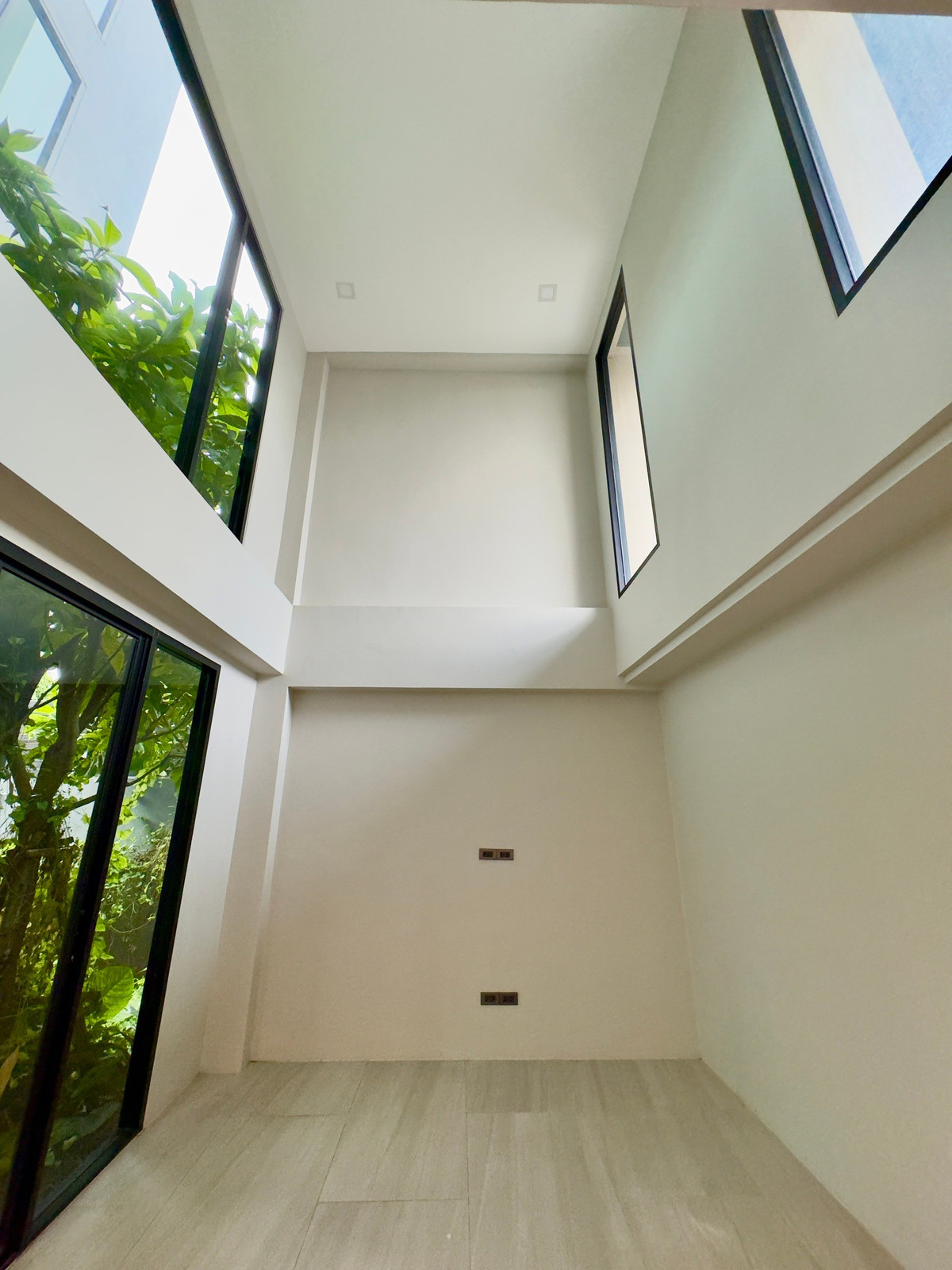 ขายทาวน์โฮมโชคชัย4 ลาดพร้าว71 : 90023 - ขายPenthouses 4 ชั้น ระดับ LUXURYหนึ่งเดียวในโชคชัย 4 มีฟังก์ชัน Courtyard Living ให้แสงกระทบพื้นที่สีเขียวกลางบ้าน เสริมหลักฮวงจุ้ย