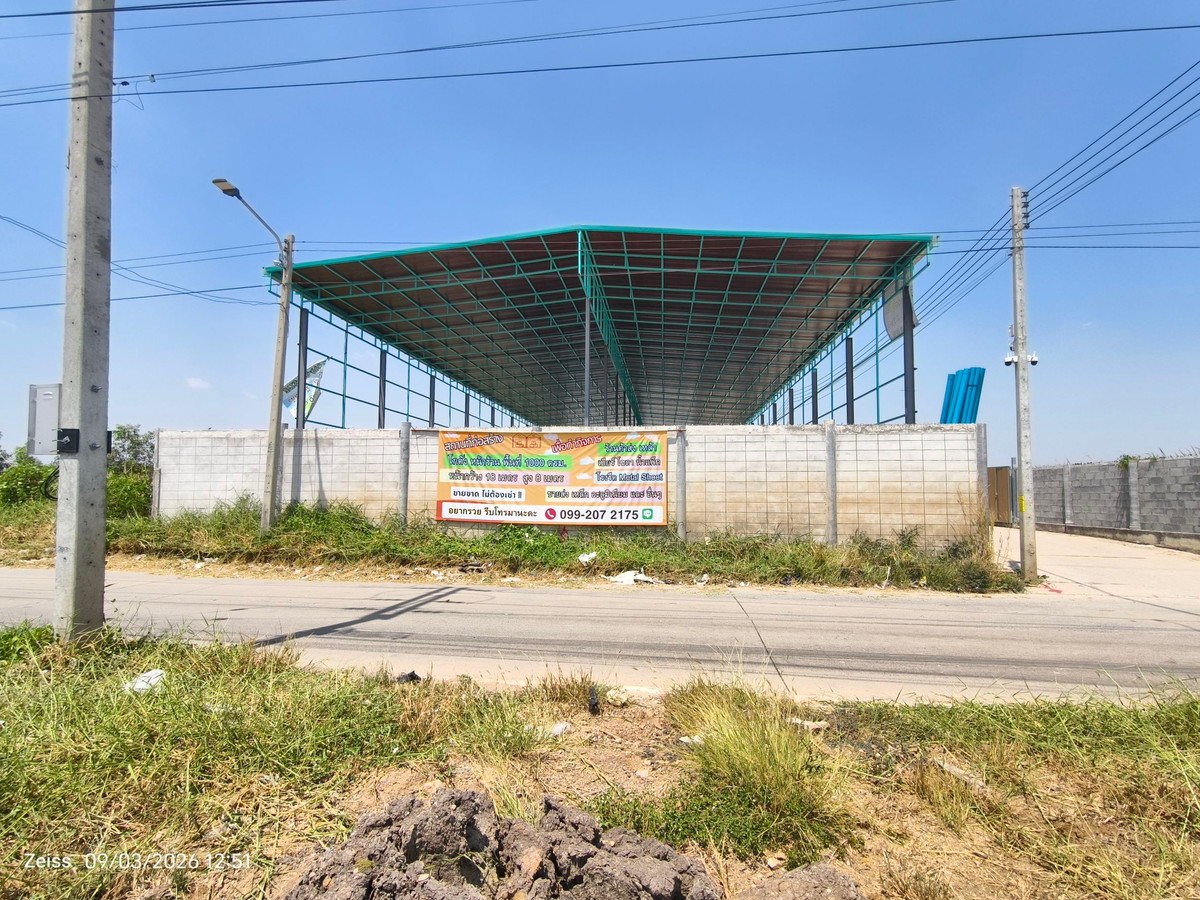 For SaleShowroomPathum Thani,Rangsit, Thammasat : No need to rent!!! Warehouse, large plot 1000 sq m. (divided for sale) in front of the Show Room shop, next to the road, opposite Bueng Bua Market, C.J. More - Rangsit, Khlong 4, Khlong Luang.