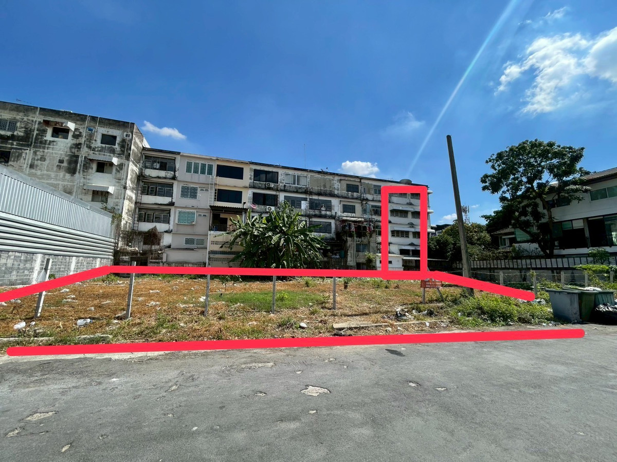 For SaleLandNawamin, Ramindra : Selling land with commercial building (4 floors, 2 rooms-corner plot) **Good location -- along Watcharaphon Road -- 850 m. from Thanommit Market**