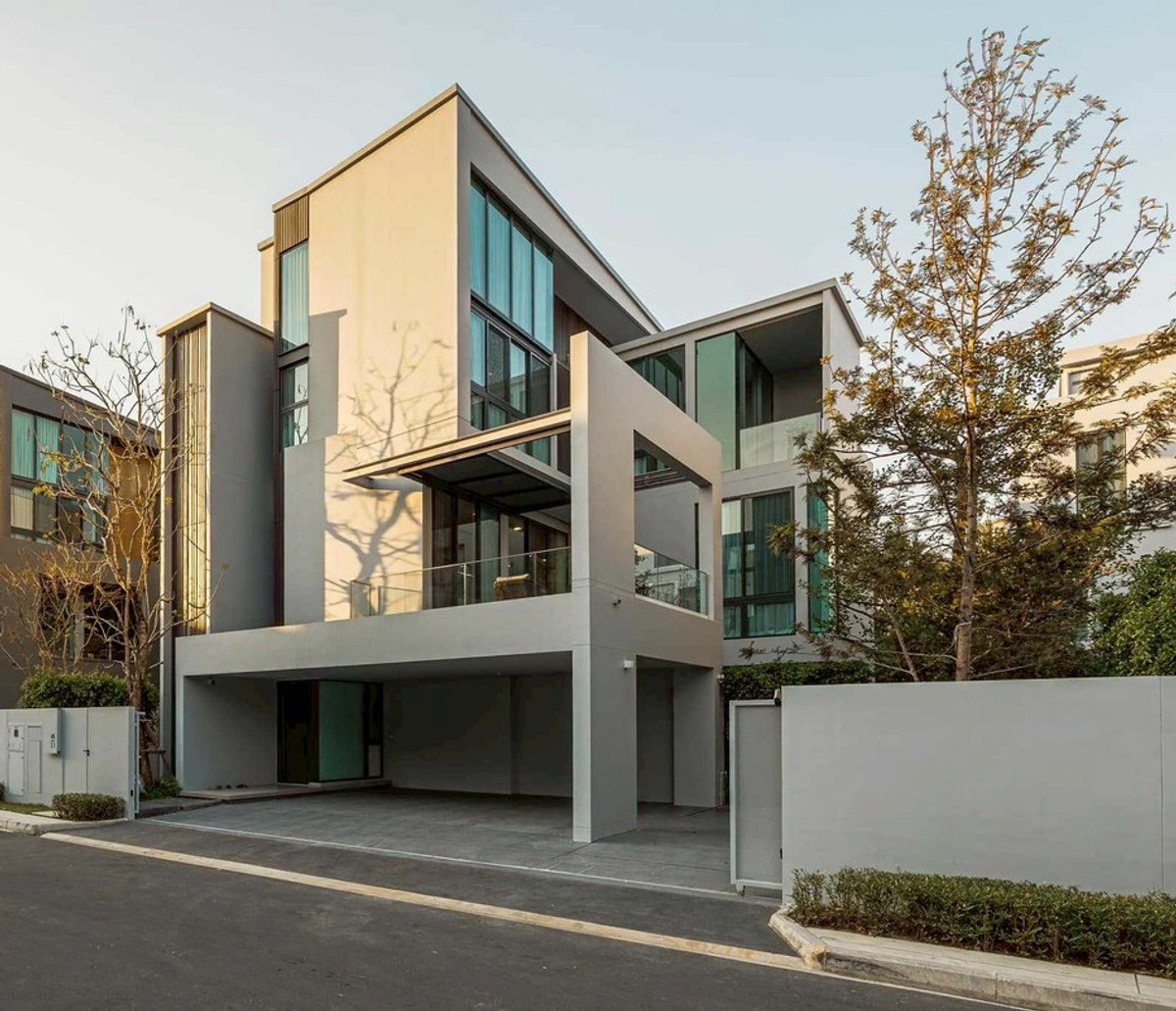 For RentHousePattanakan, Srinakarin : For rent, 3-story detached house with private elevator, VIVE Krungthep Kreetha Project (VIVE Phase 2), fully furnished. Excellent location next to Wellington International School.