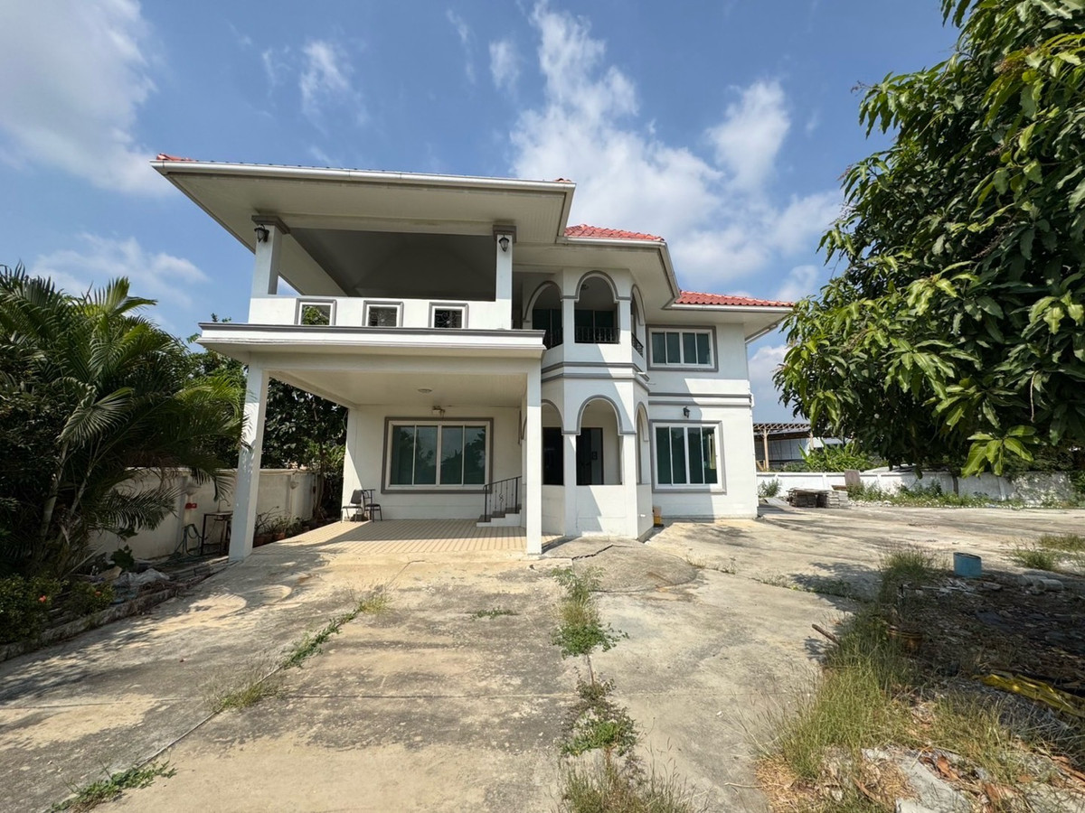 For RentHome OfficePattanakan, Srinakarin : Home office for rent, Krungthep Kreetha, new road (Soi Srinakarin - Romklao), 1 rai of land, parking for 15 cars+