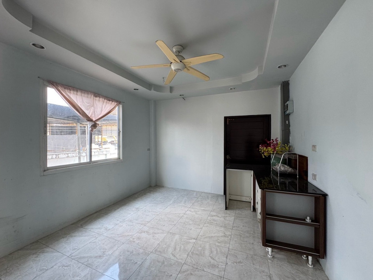 For RentHome OfficePattanakan, Srinakarin : Home office for rent, Krungthep Kreetha, new road (Soi Srinakarin - Romklao), 1 rai of land, parking for 15 cars+
